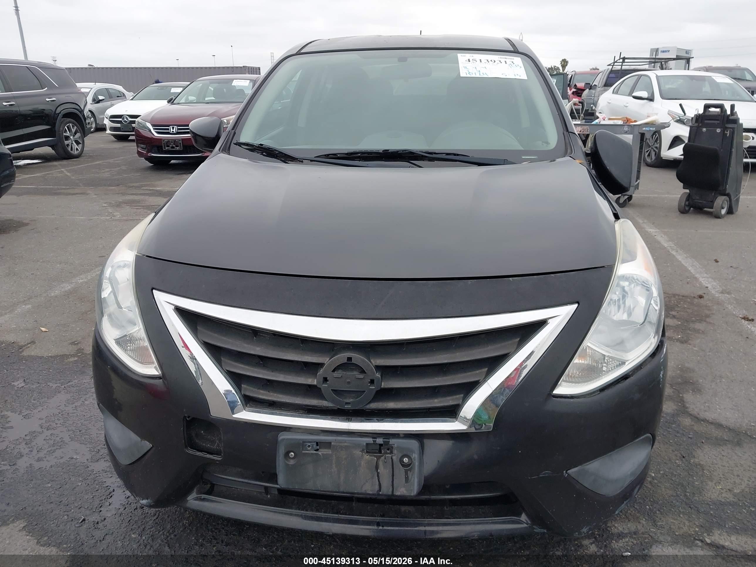 NISSAN VERSA image 6