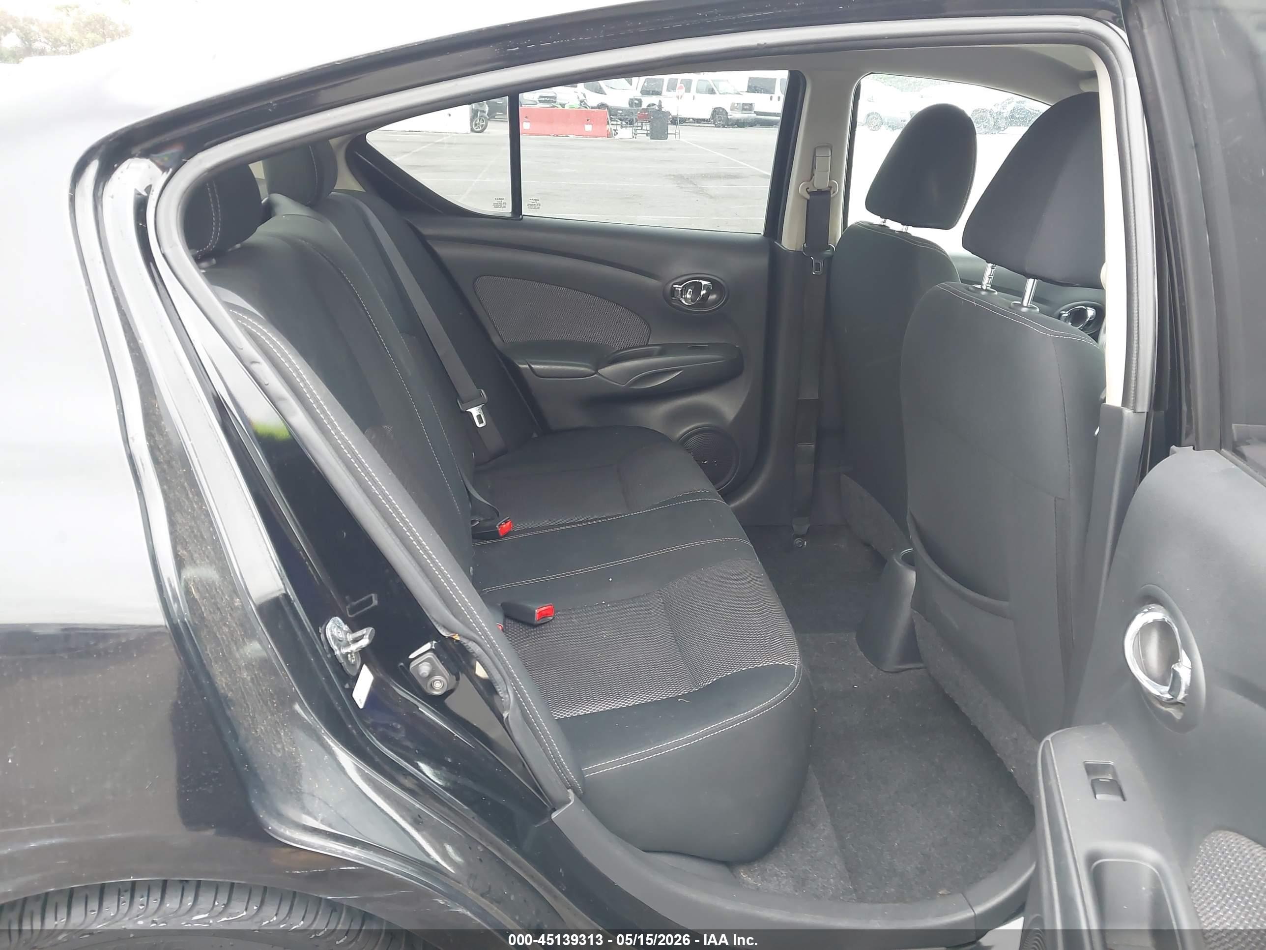 NISSAN VERSA image 8