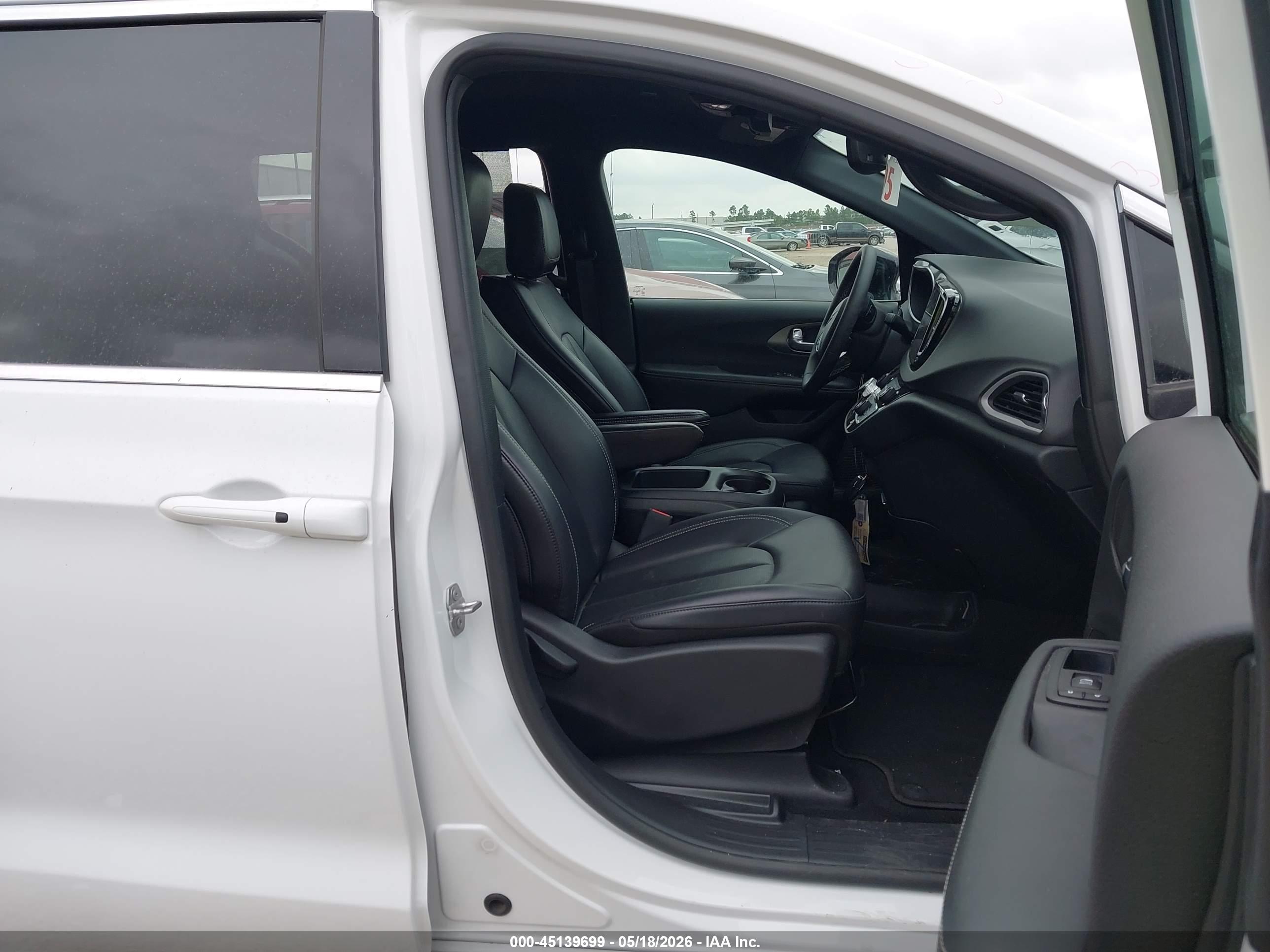 CHRYSLER PACIFICA image 5