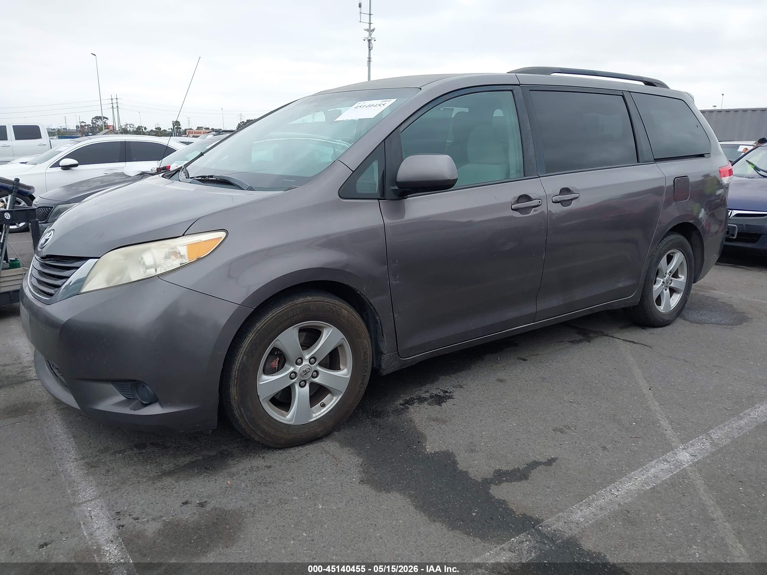 TOYOTA SIENNA image 2
