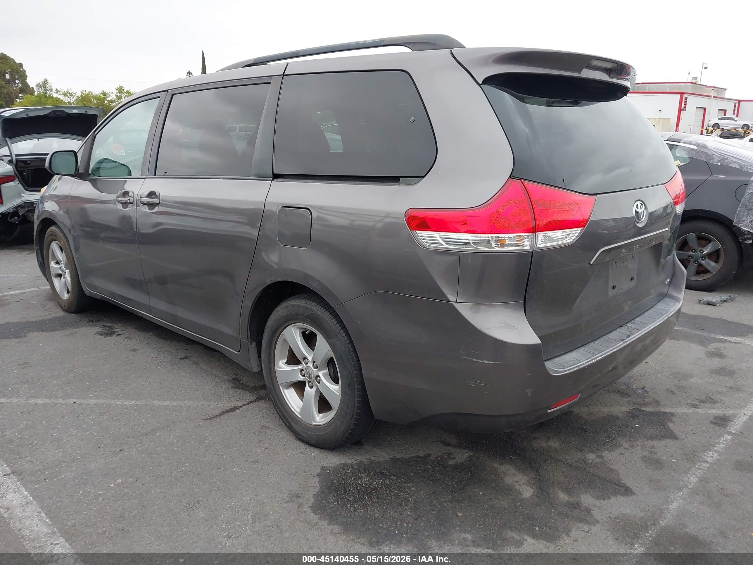 TOYOTA SIENNA image 3