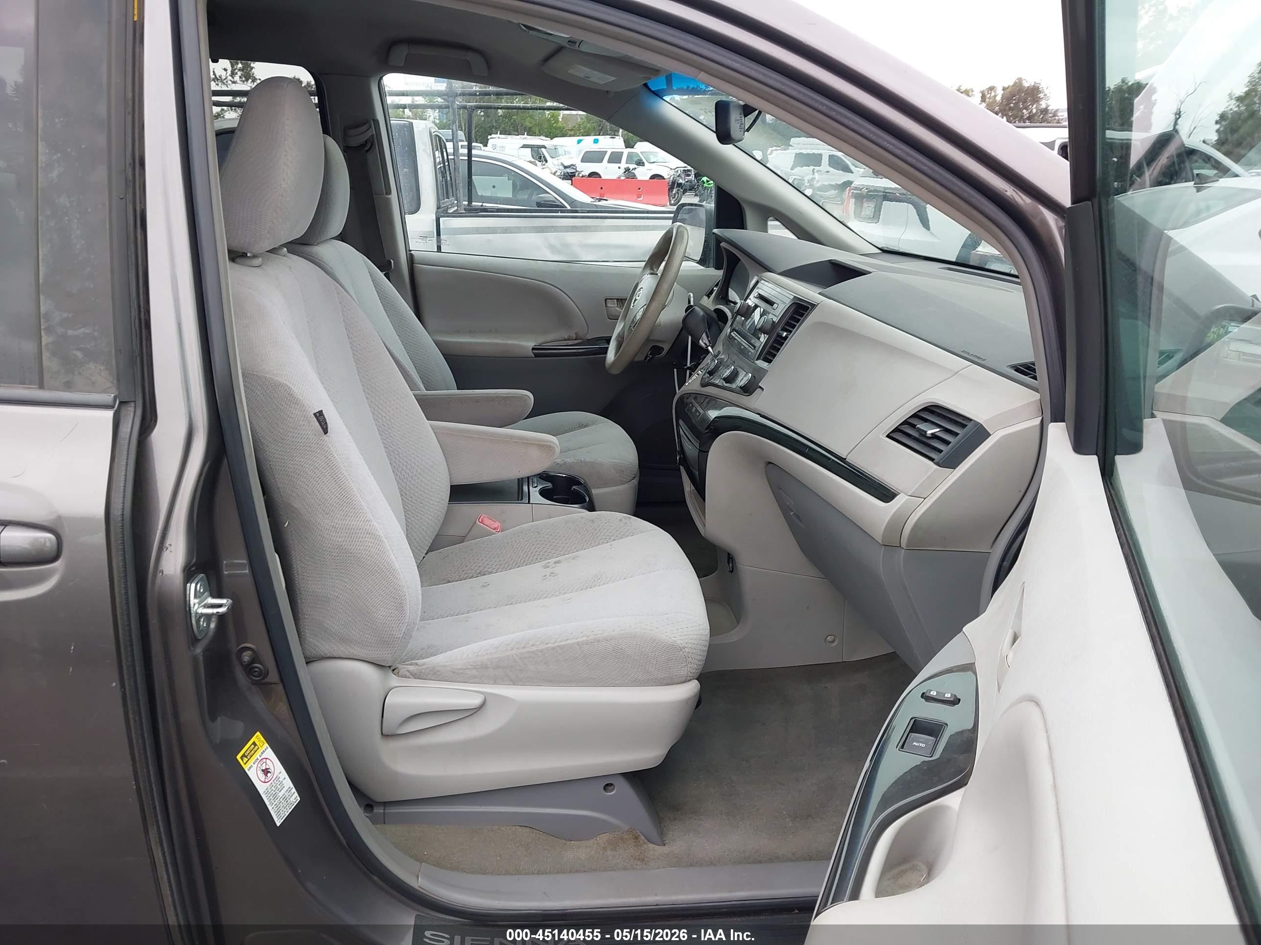 TOYOTA SIENNA image 5