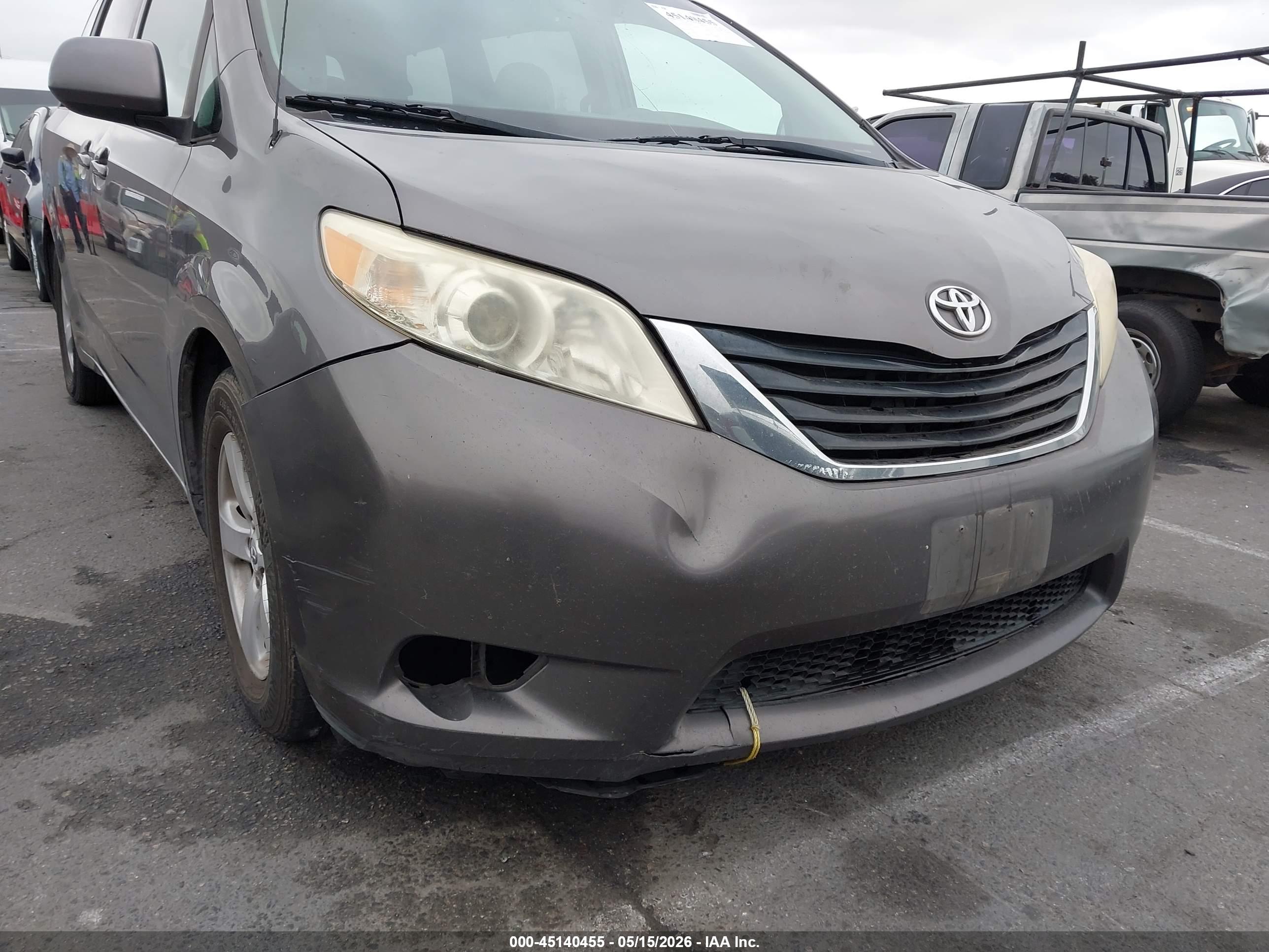 TOYOTA SIENNA image 6