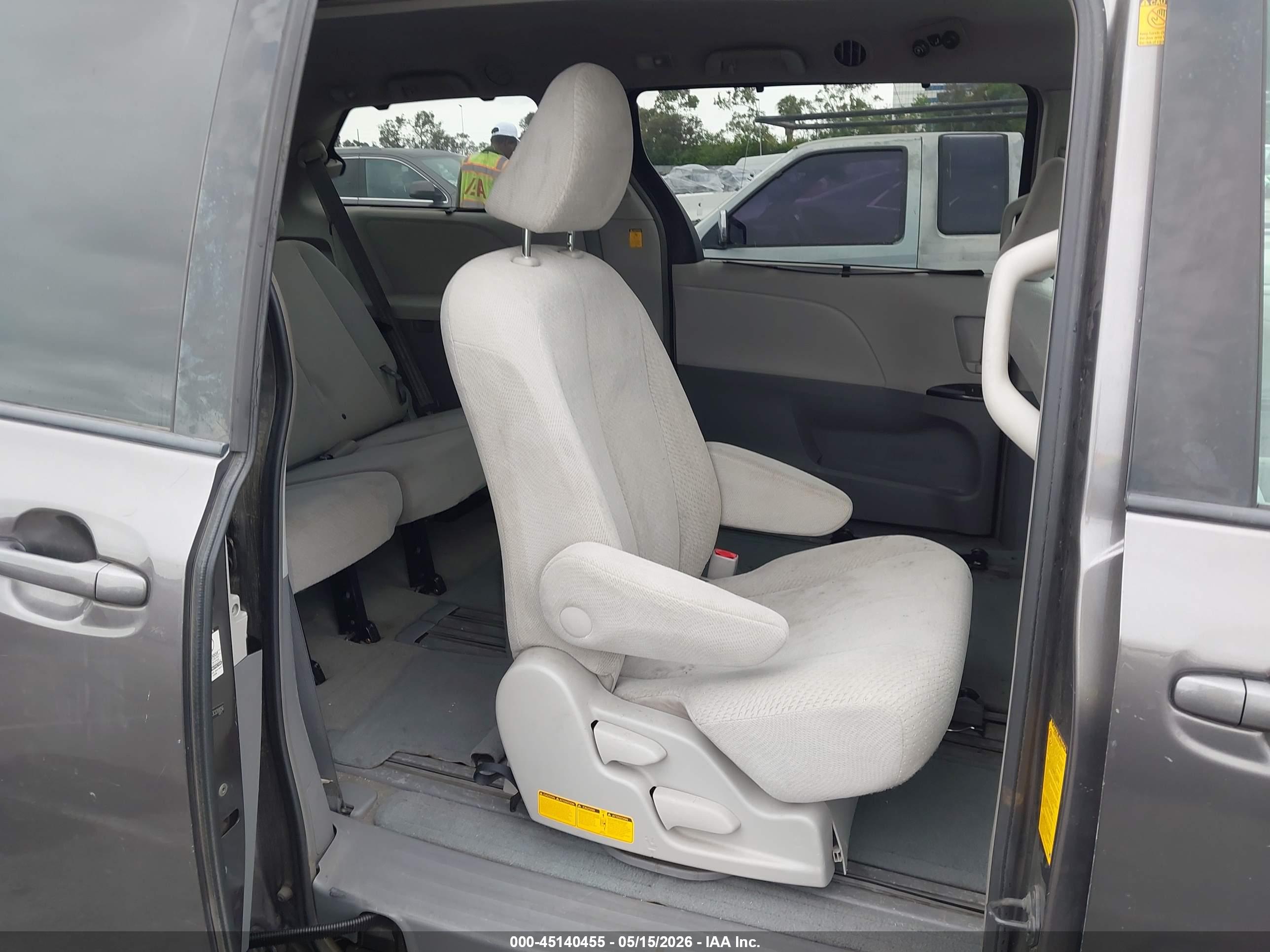 TOYOTA SIENNA image 8