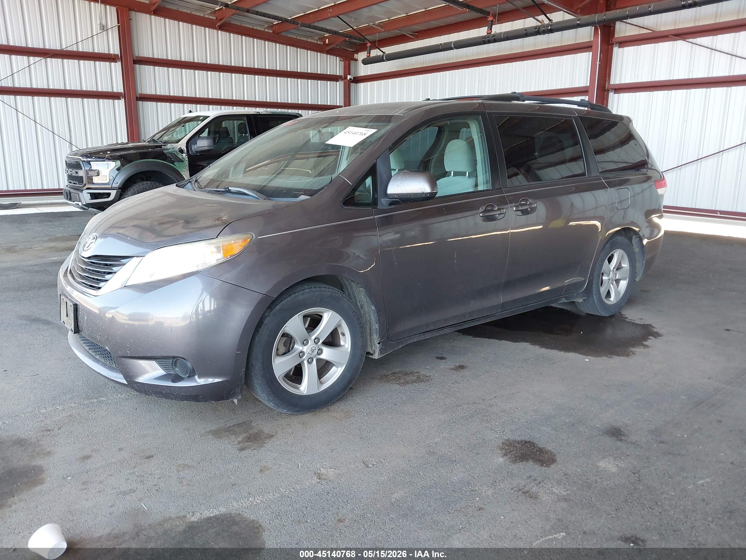 TOYOTA SIENNA image 2