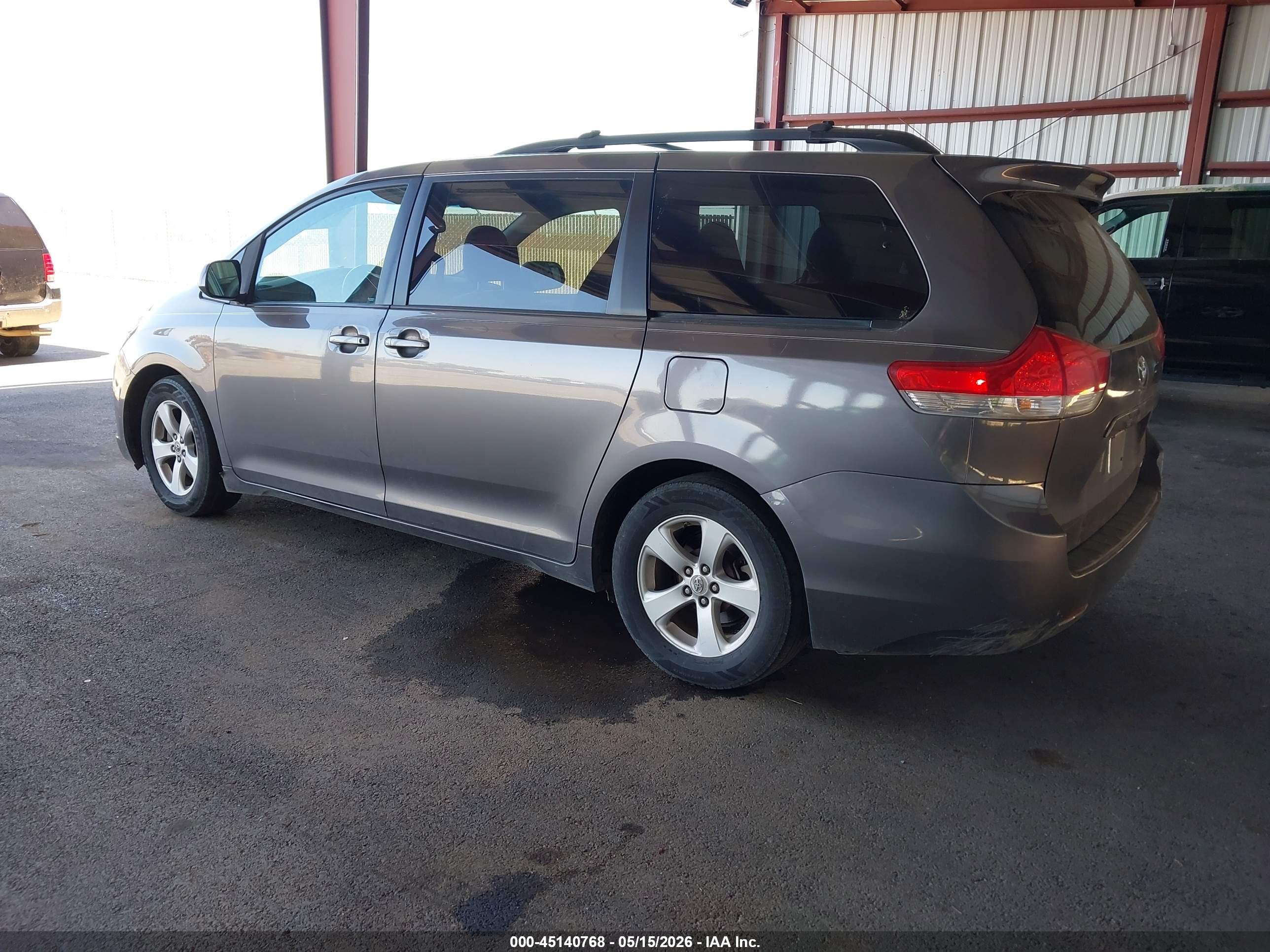 TOYOTA SIENNA image 3