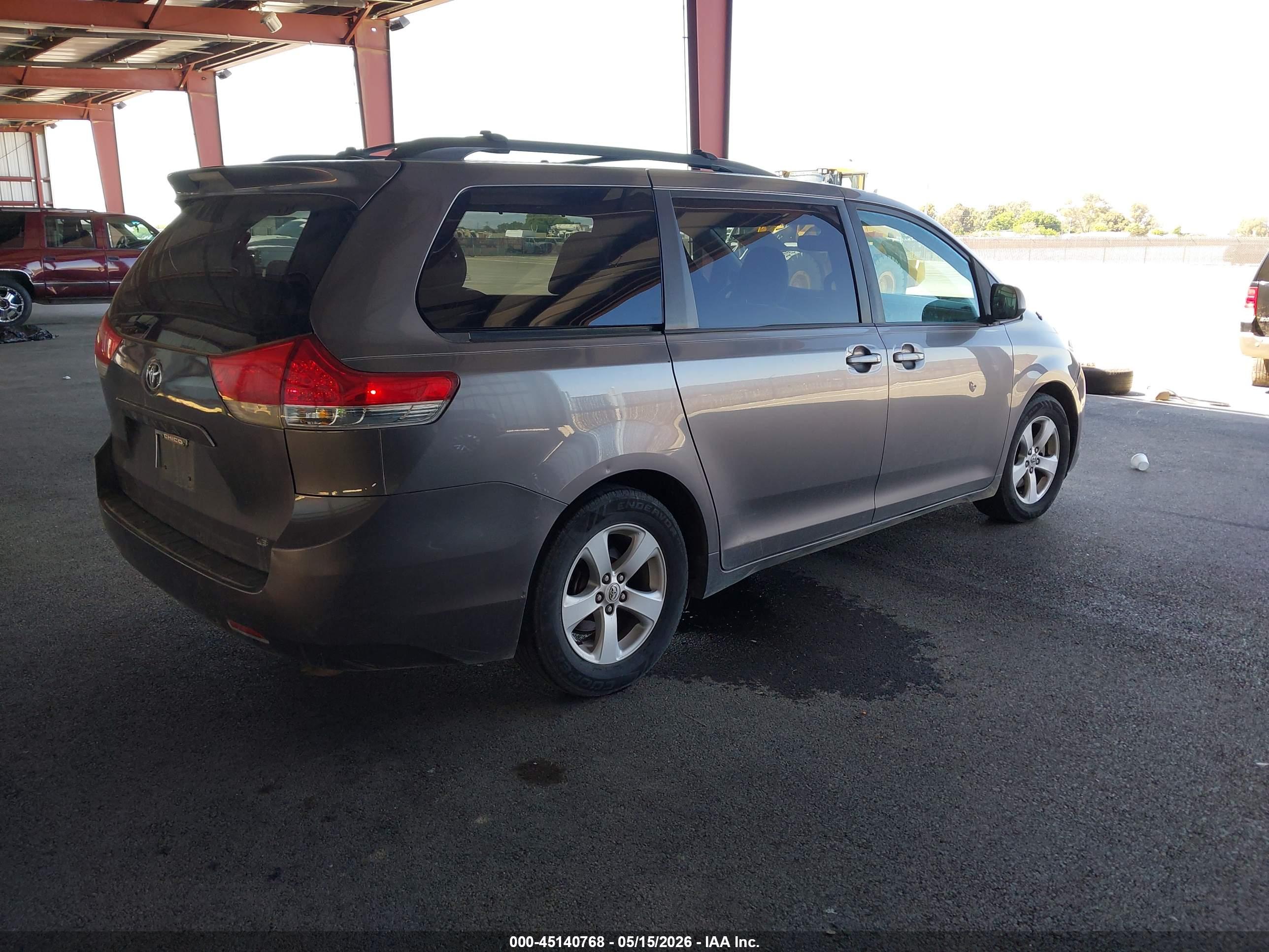 TOYOTA SIENNA image 4