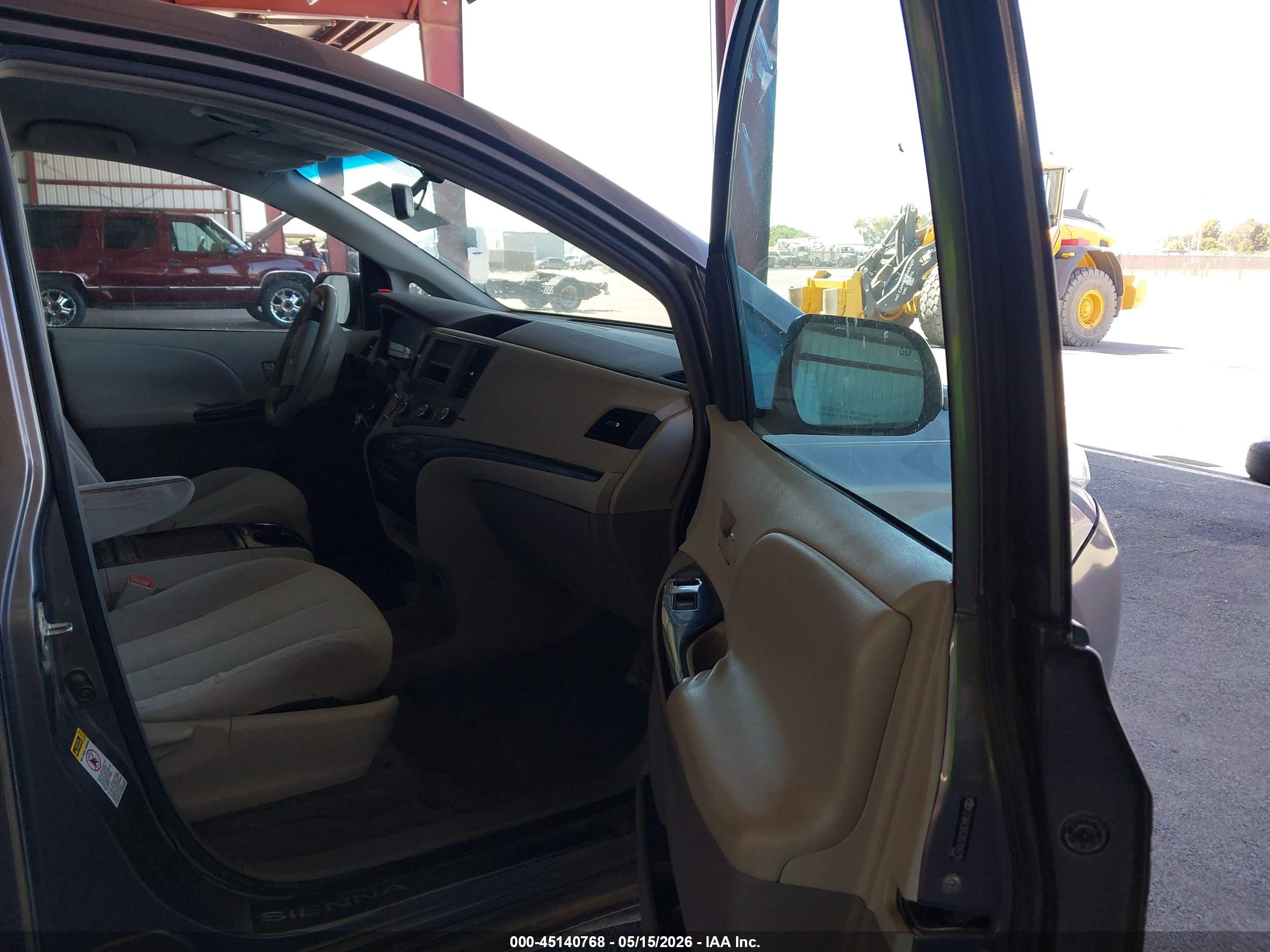 TOYOTA SIENNA image 5