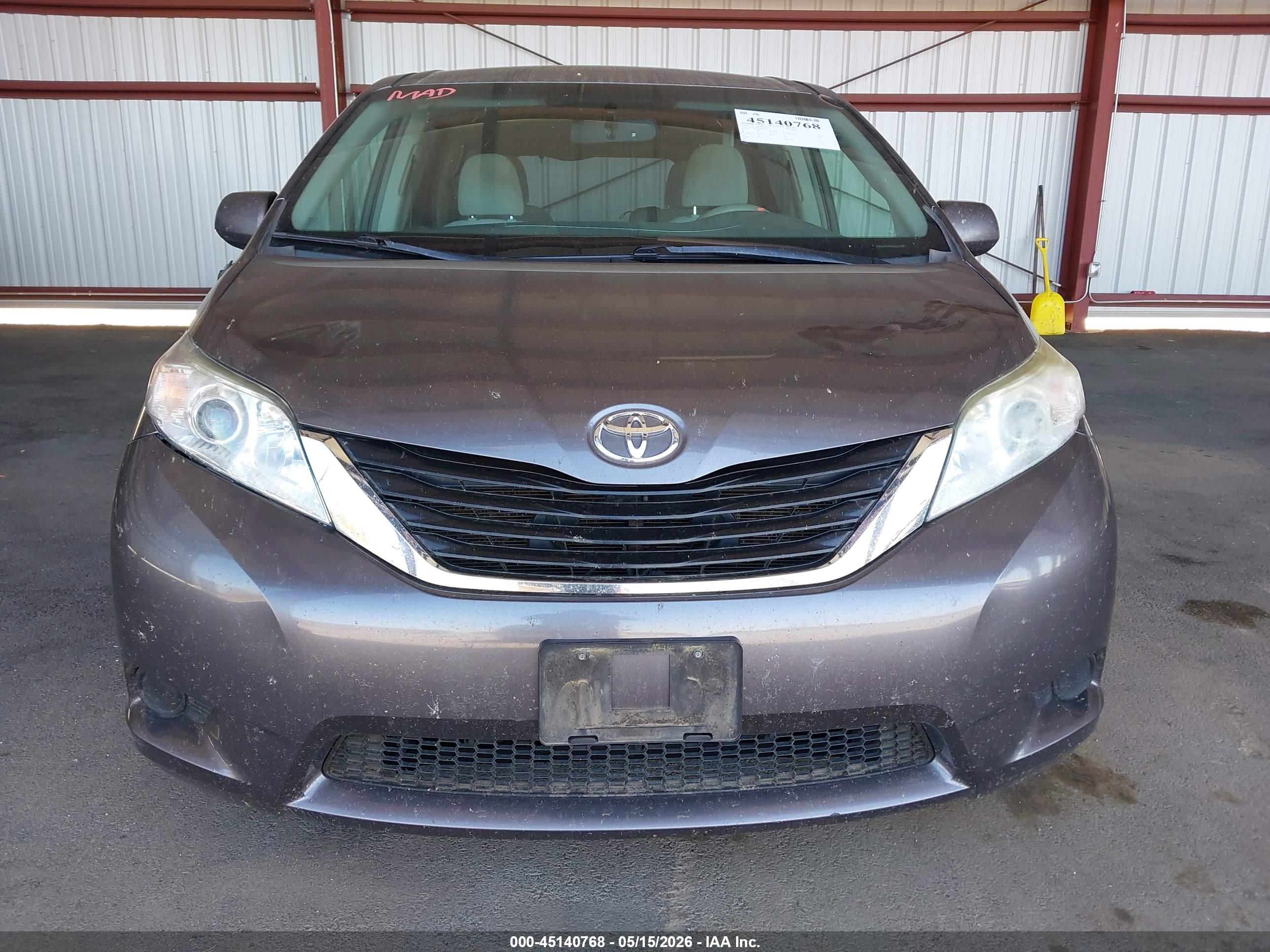 TOYOTA SIENNA image 6