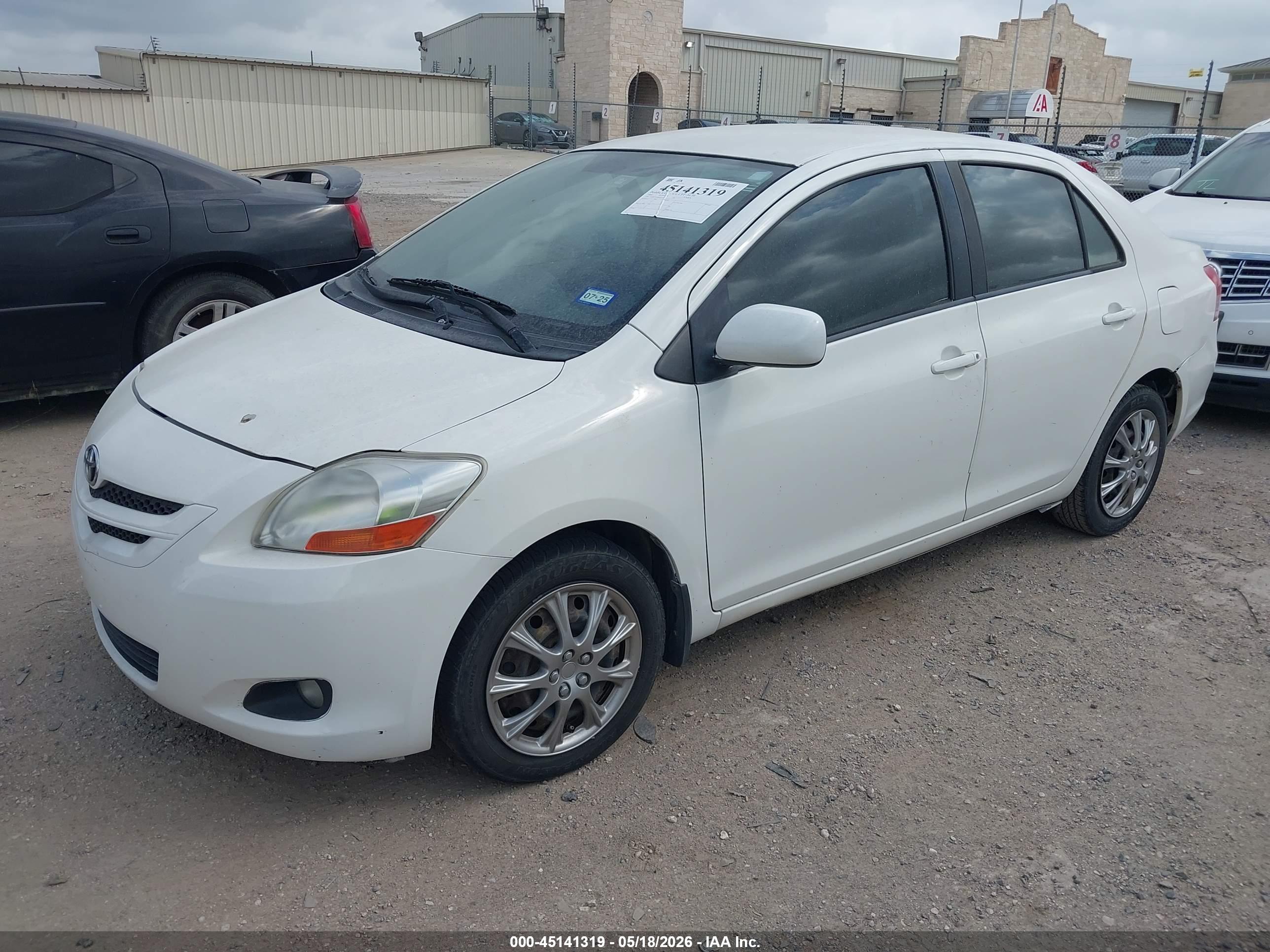 TOYOTA YARIS image 2