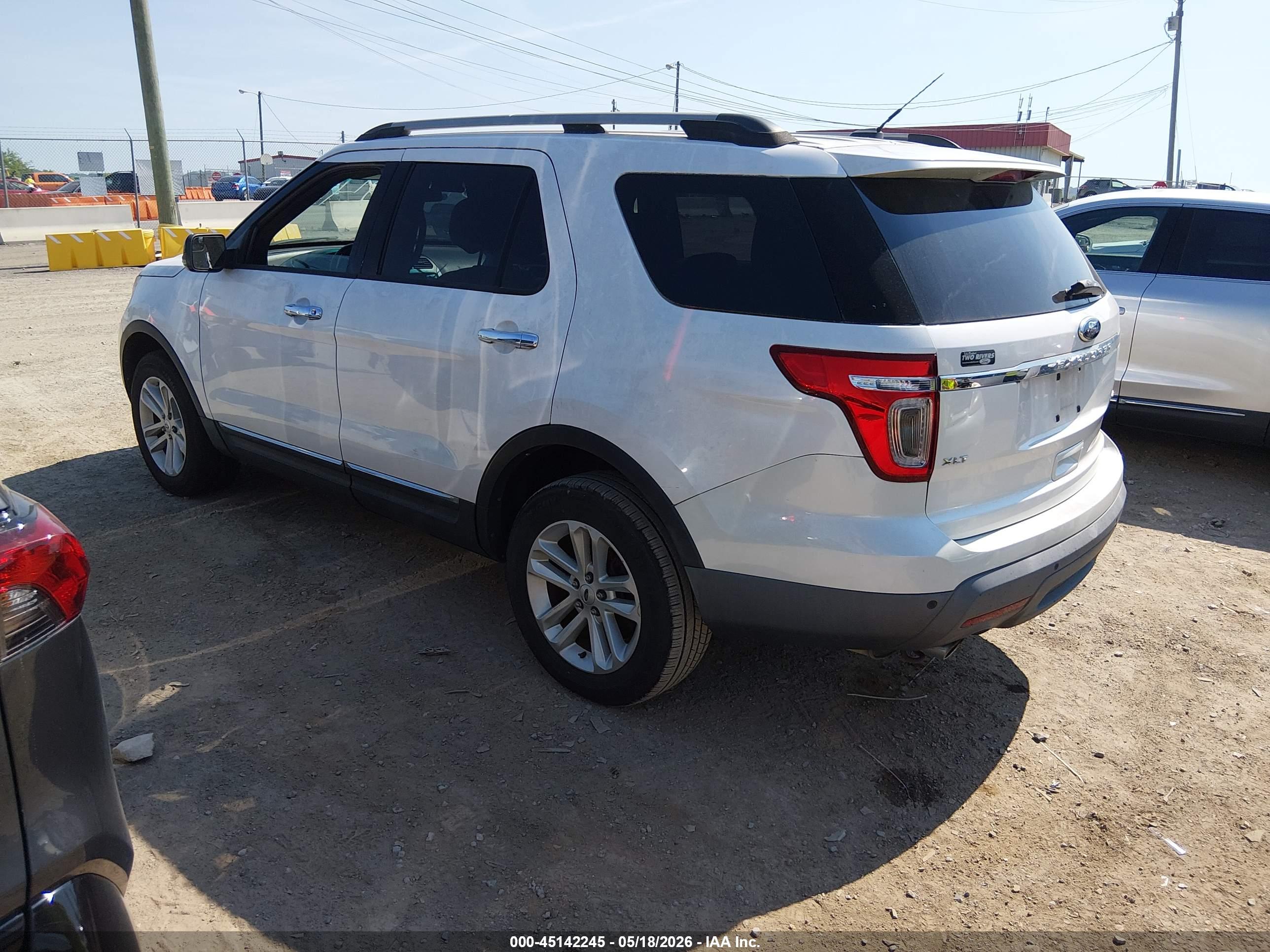 FORD EXPLORER image 3