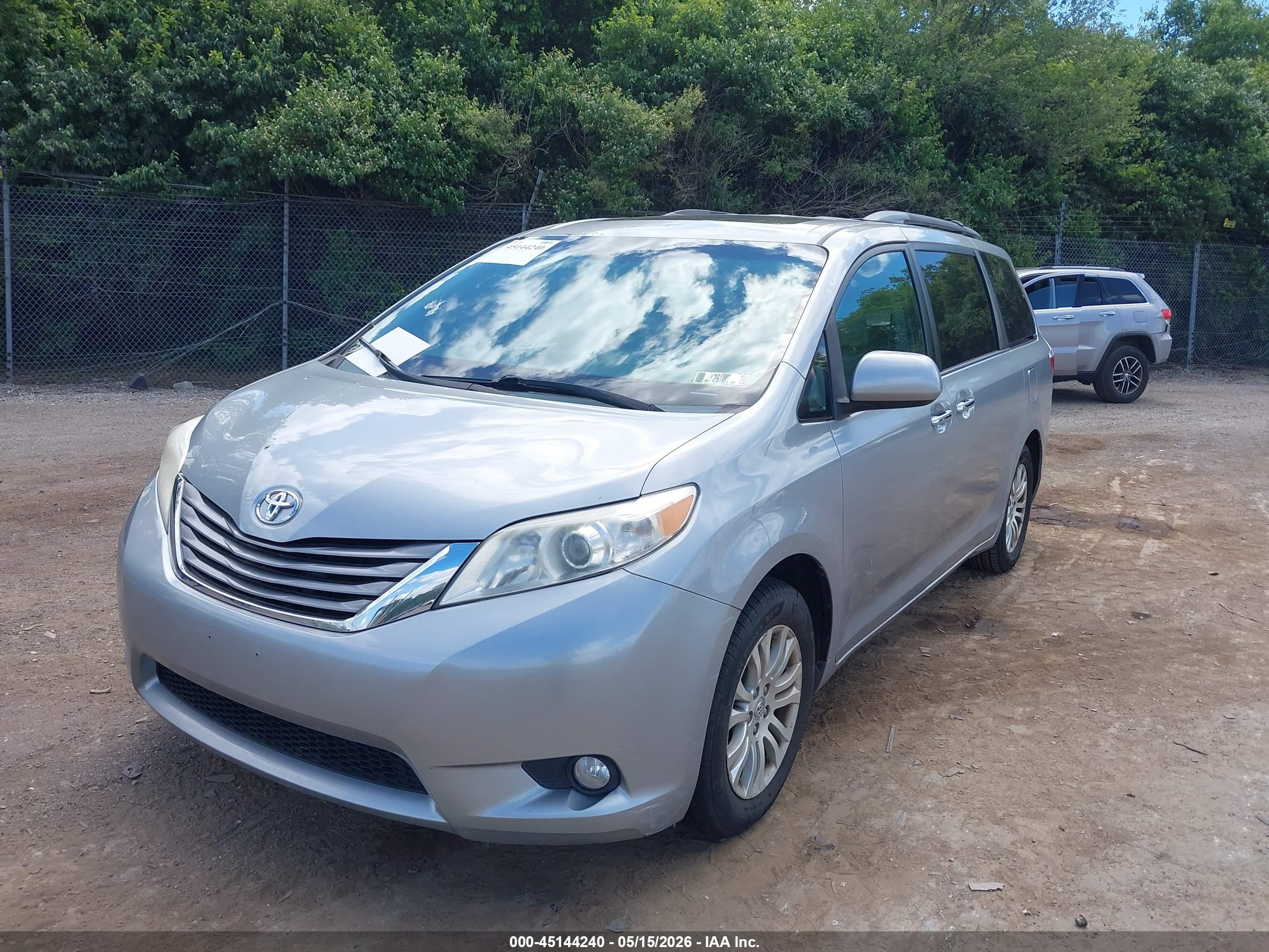 TOYOTA SIENNA image 2
