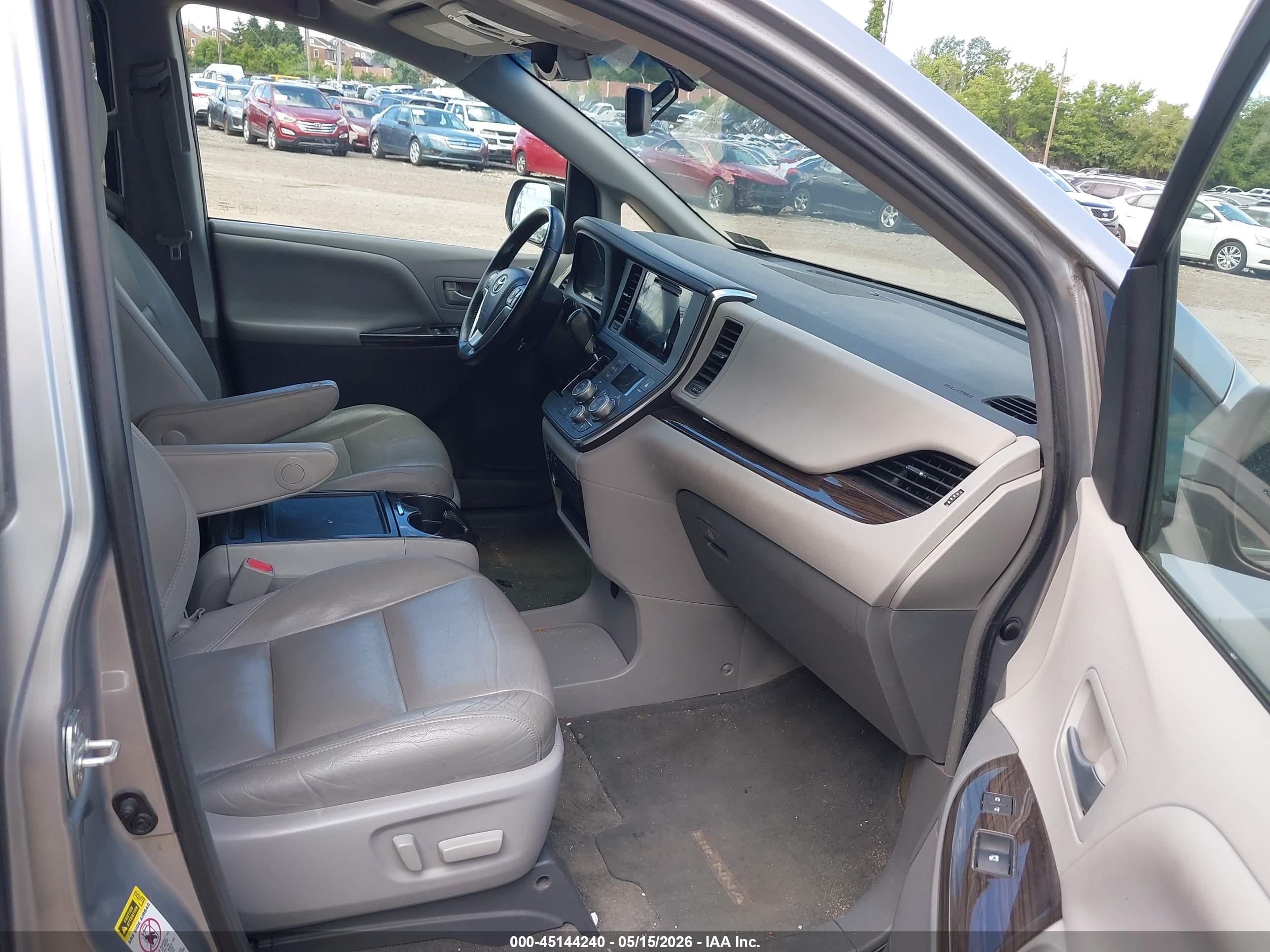 TOYOTA SIENNA image 5