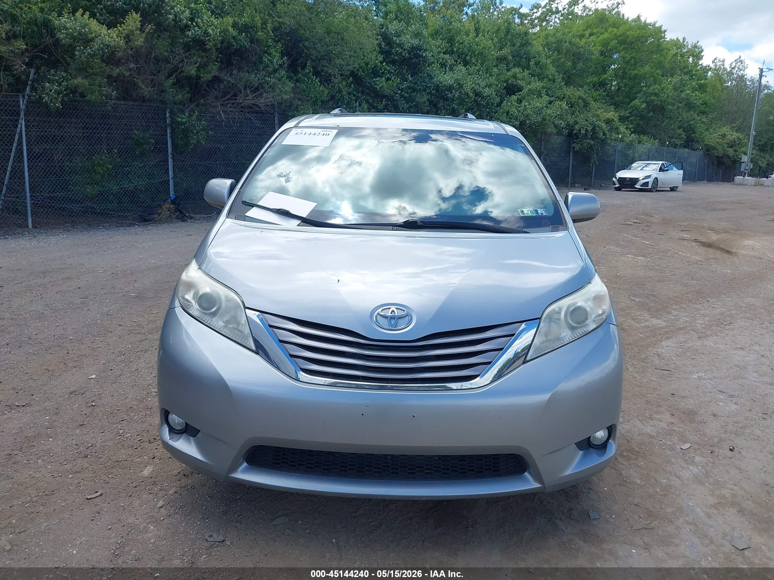 TOYOTA SIENNA image 6