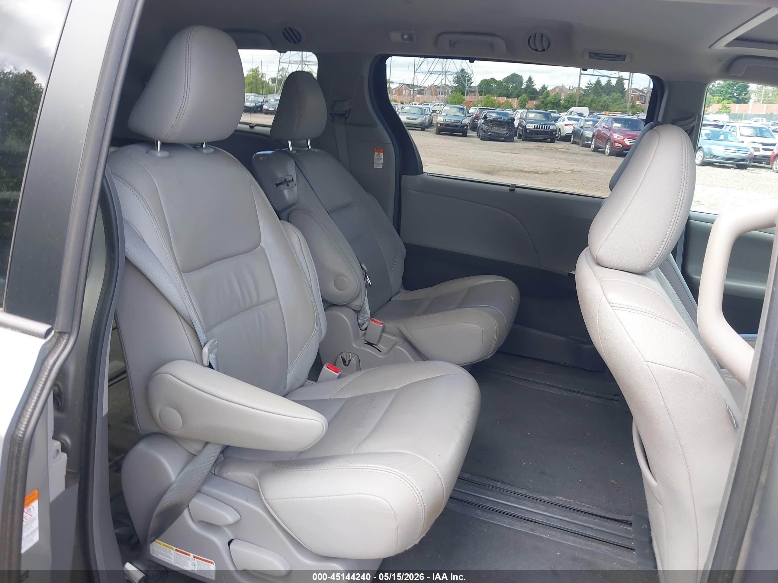 TOYOTA SIENNA image 8