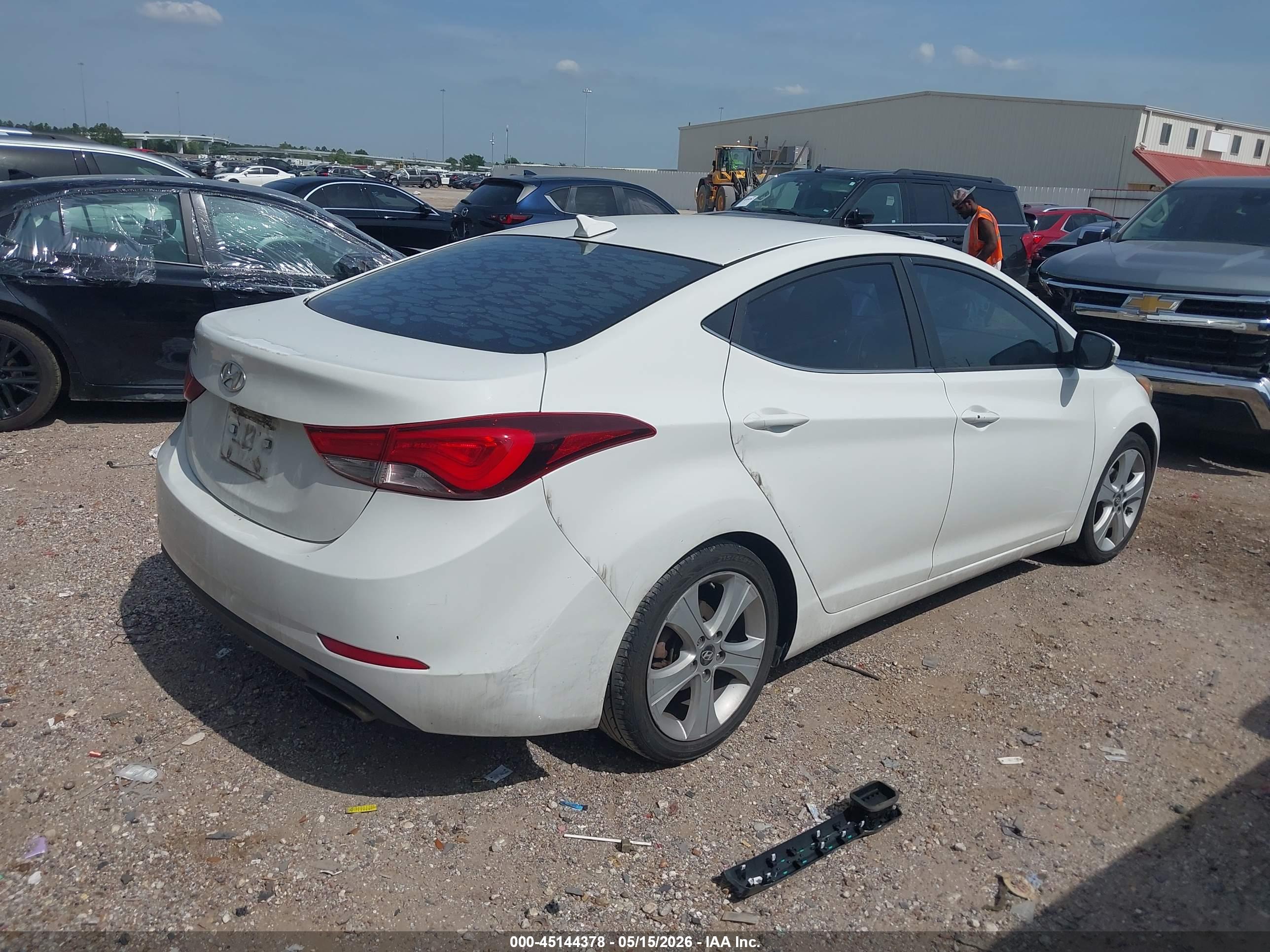 HYUNDAI ELANTRA image 4