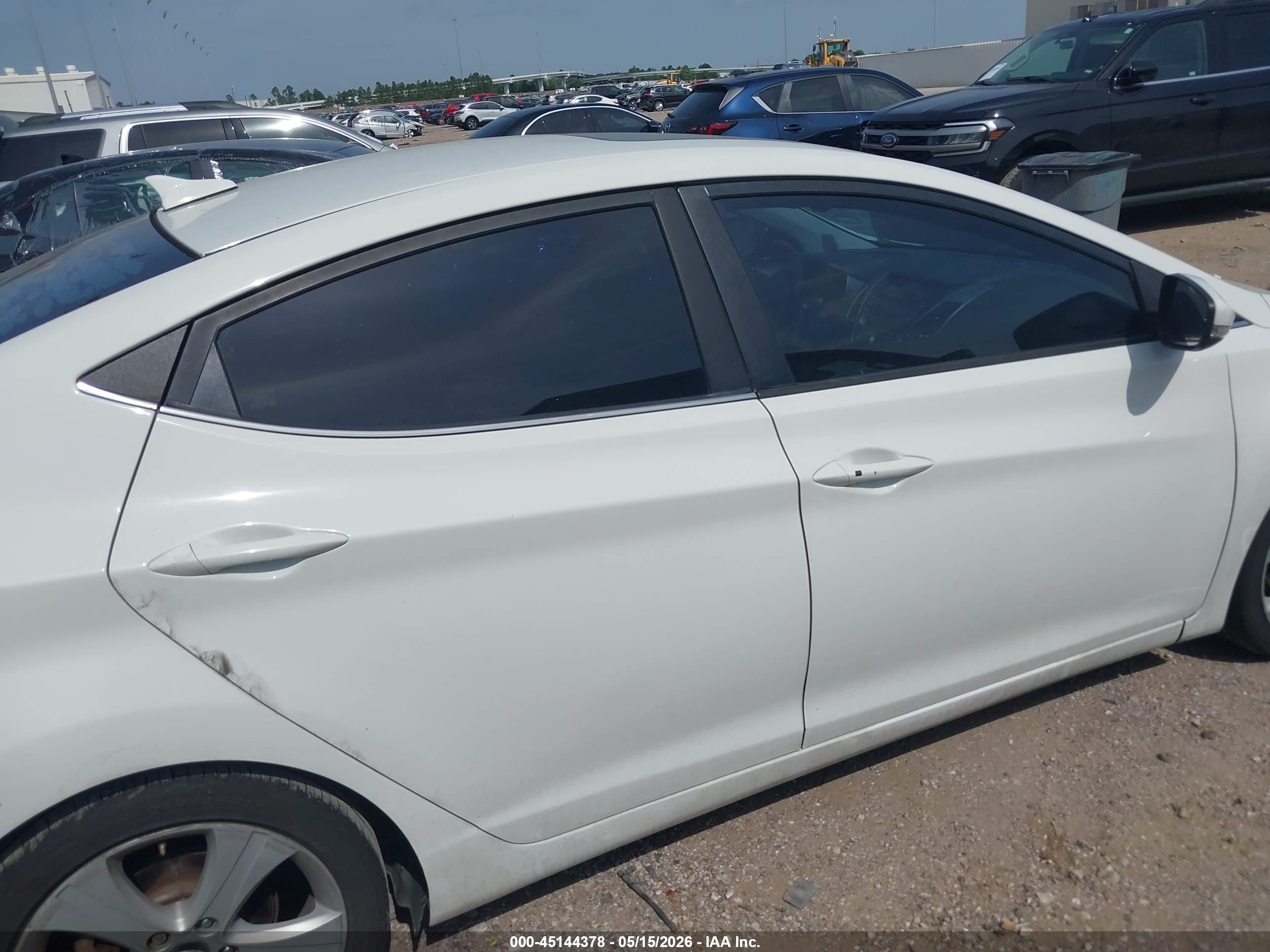 HYUNDAI ELANTRA image 6