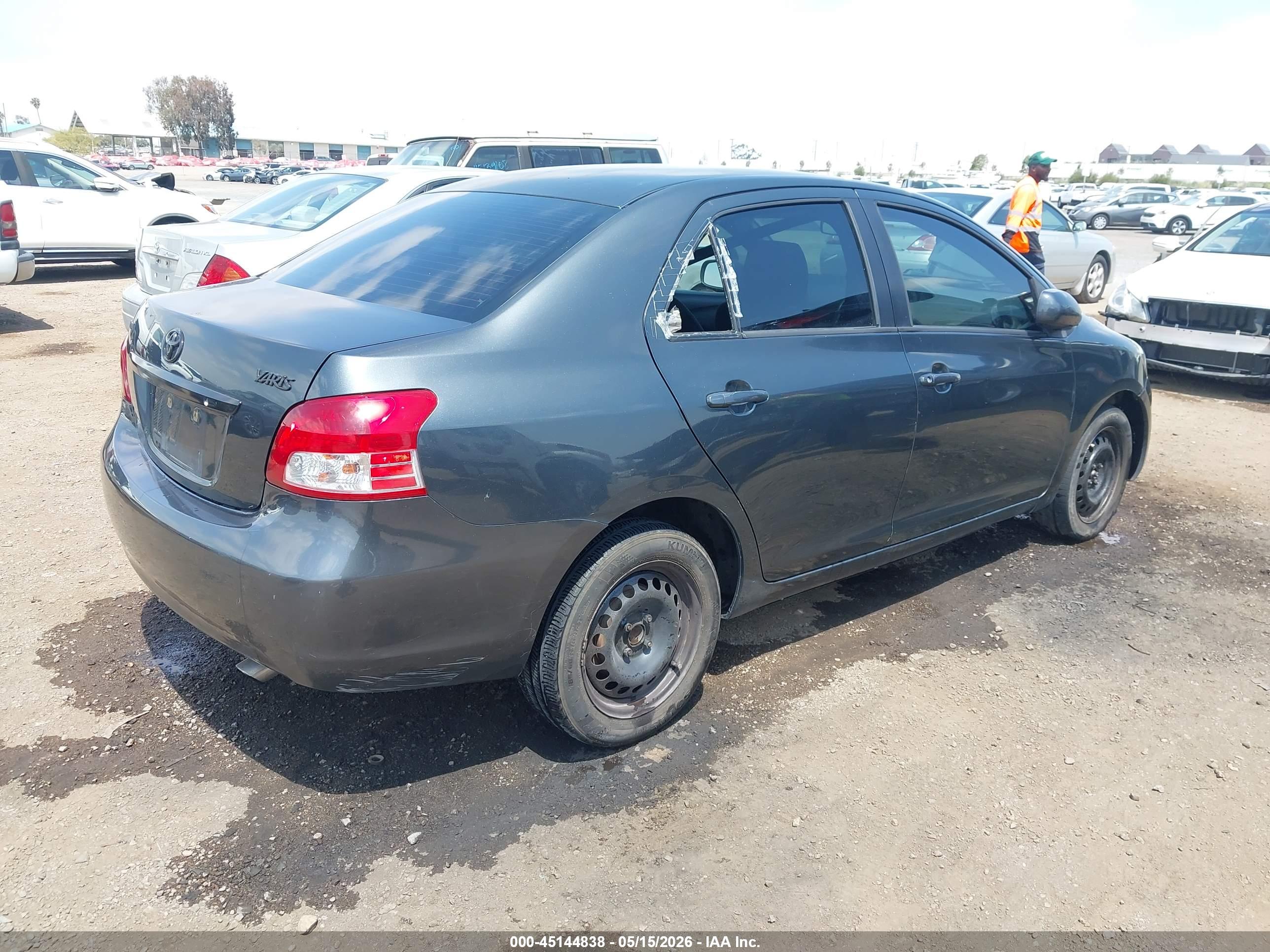 TOYOTA YARIS image 4