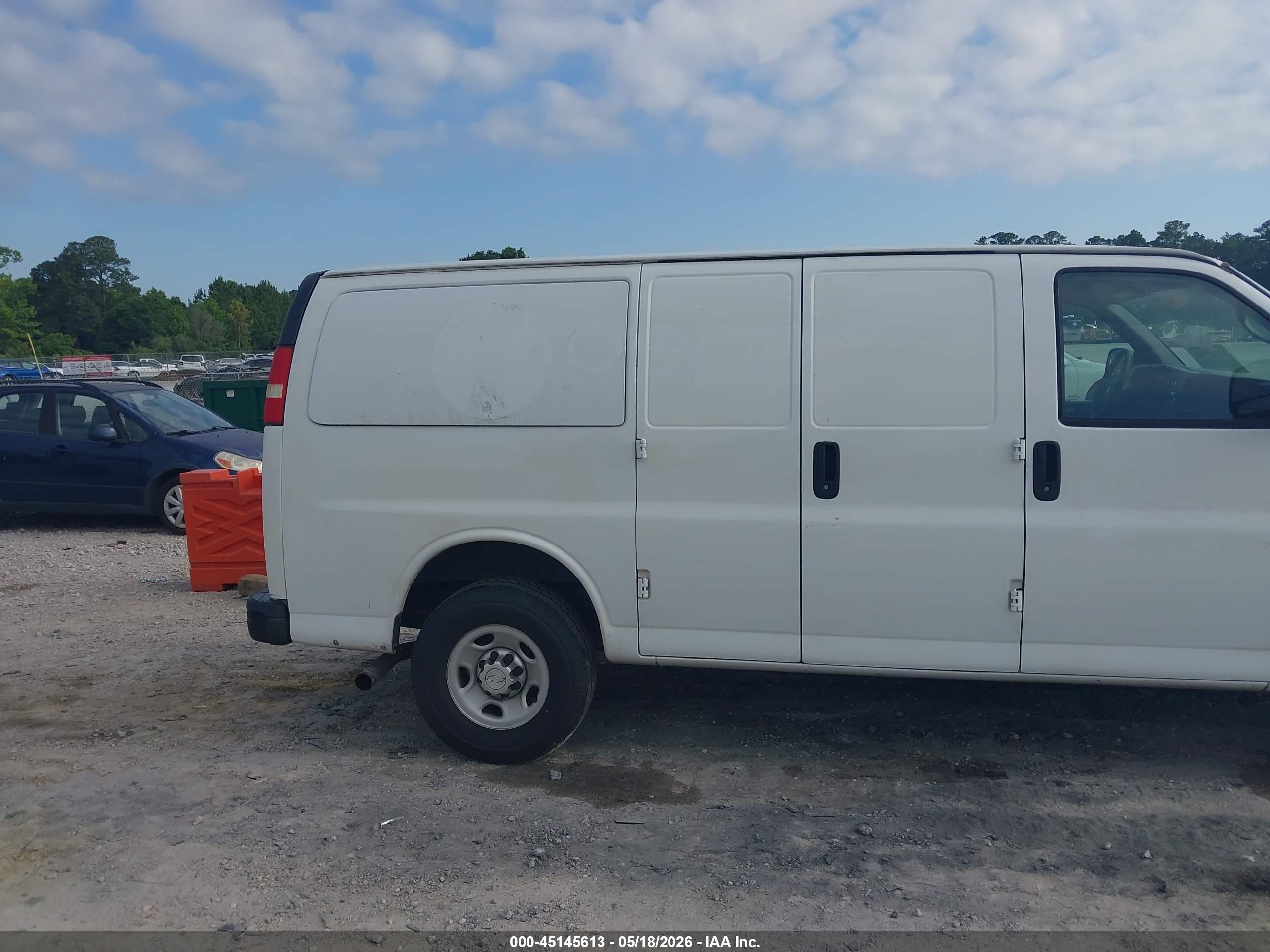 CHEVROLET EXPRESS image 6