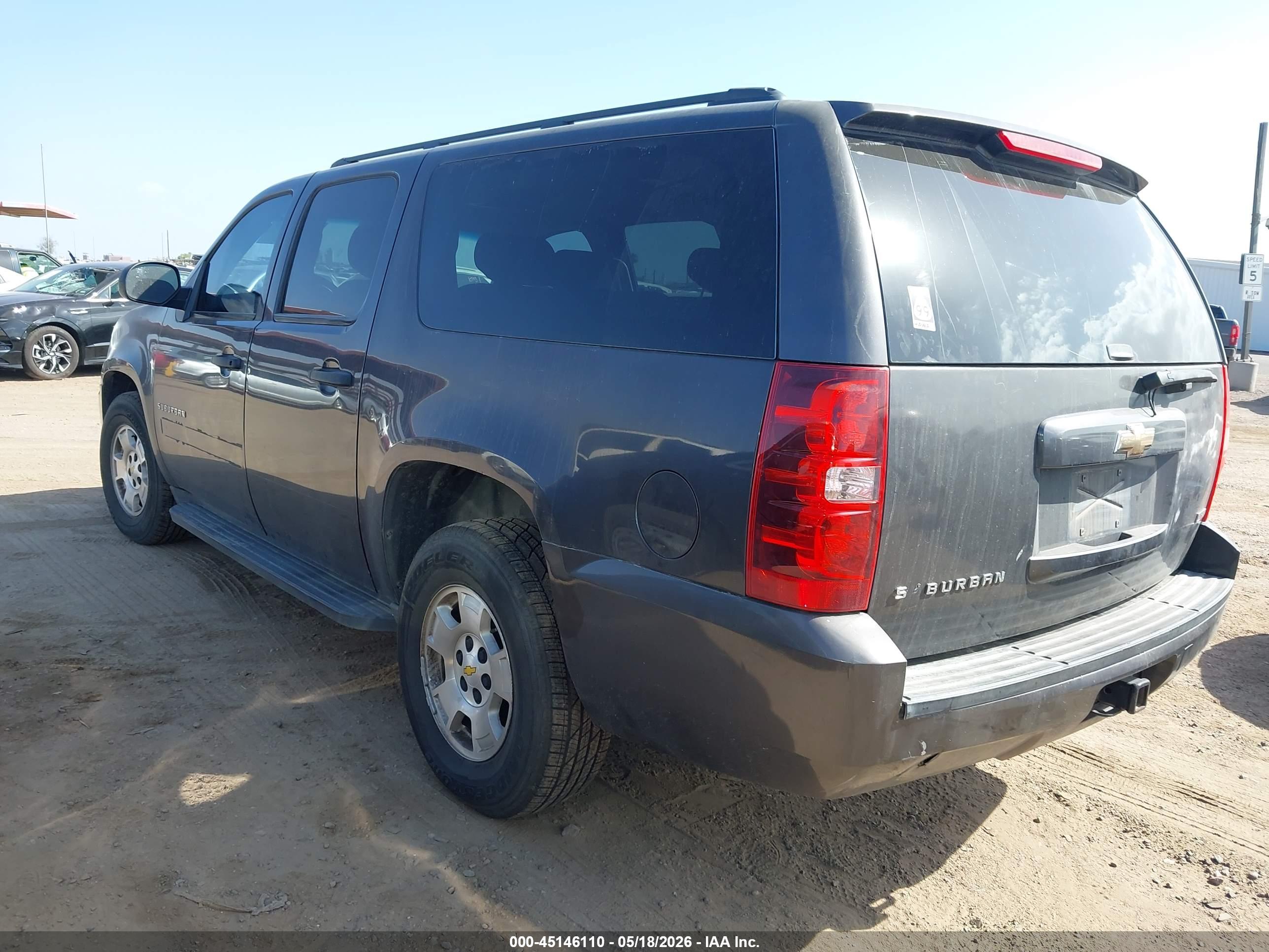 CHEVROLET SUBURBAN image 3