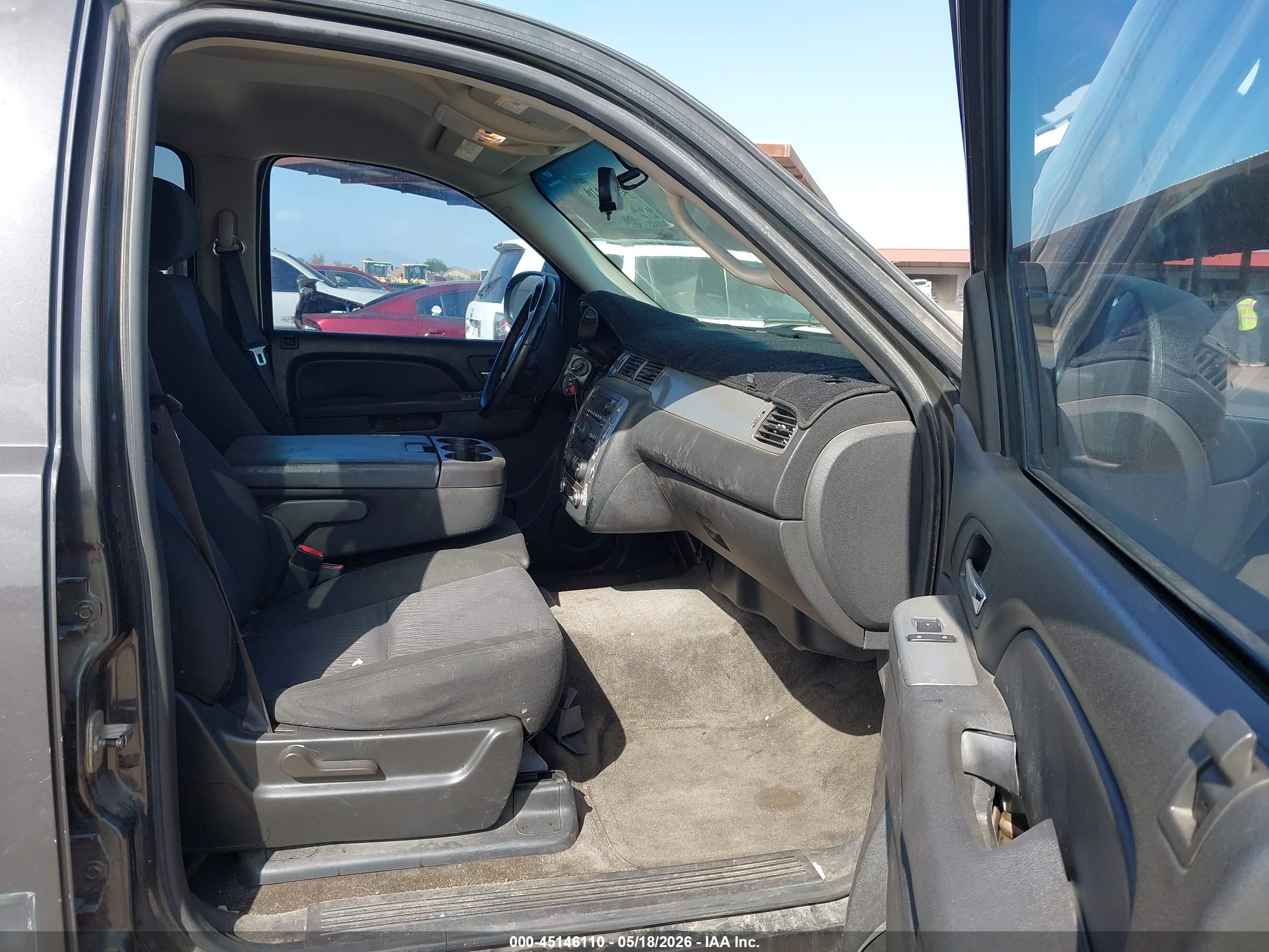 CHEVROLET SUBURBAN image 5