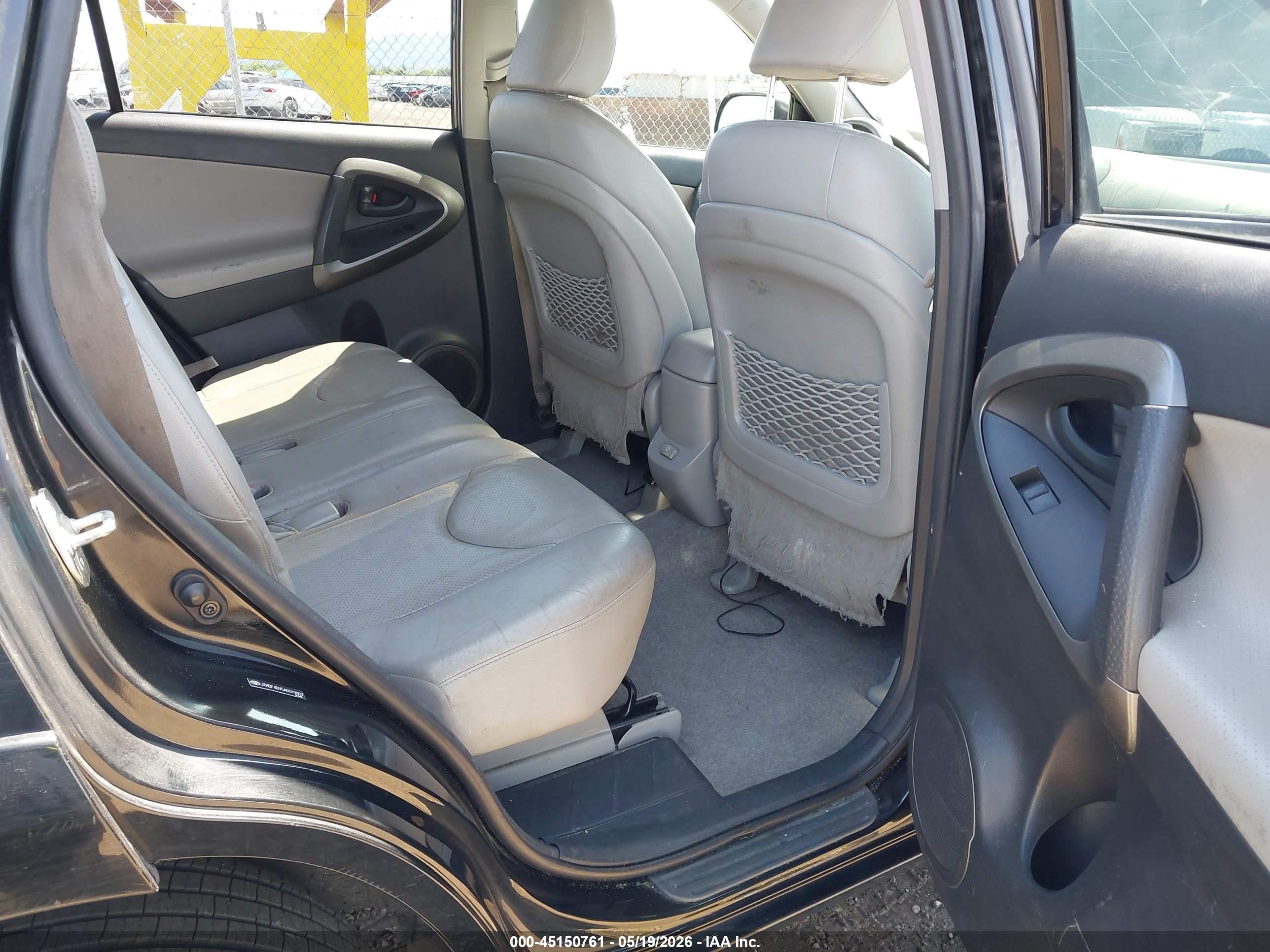 TOYOTA RAV4 image 8