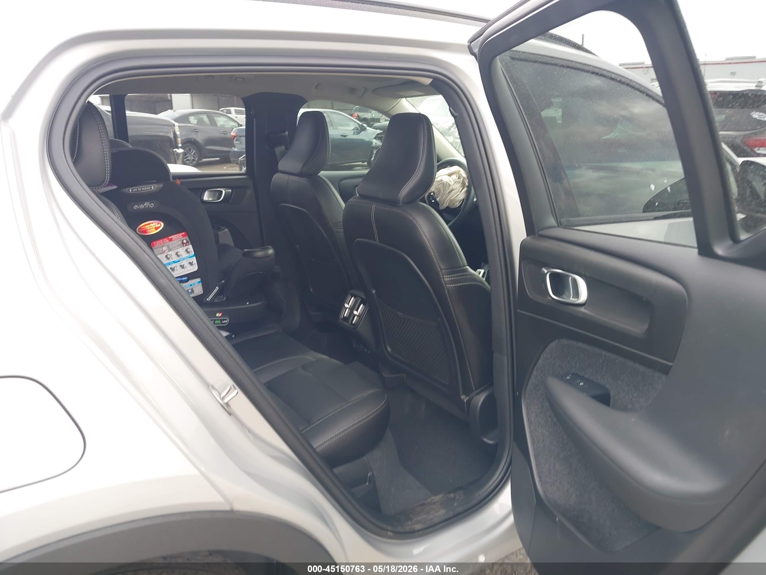 VOLVO XC40 image 8
