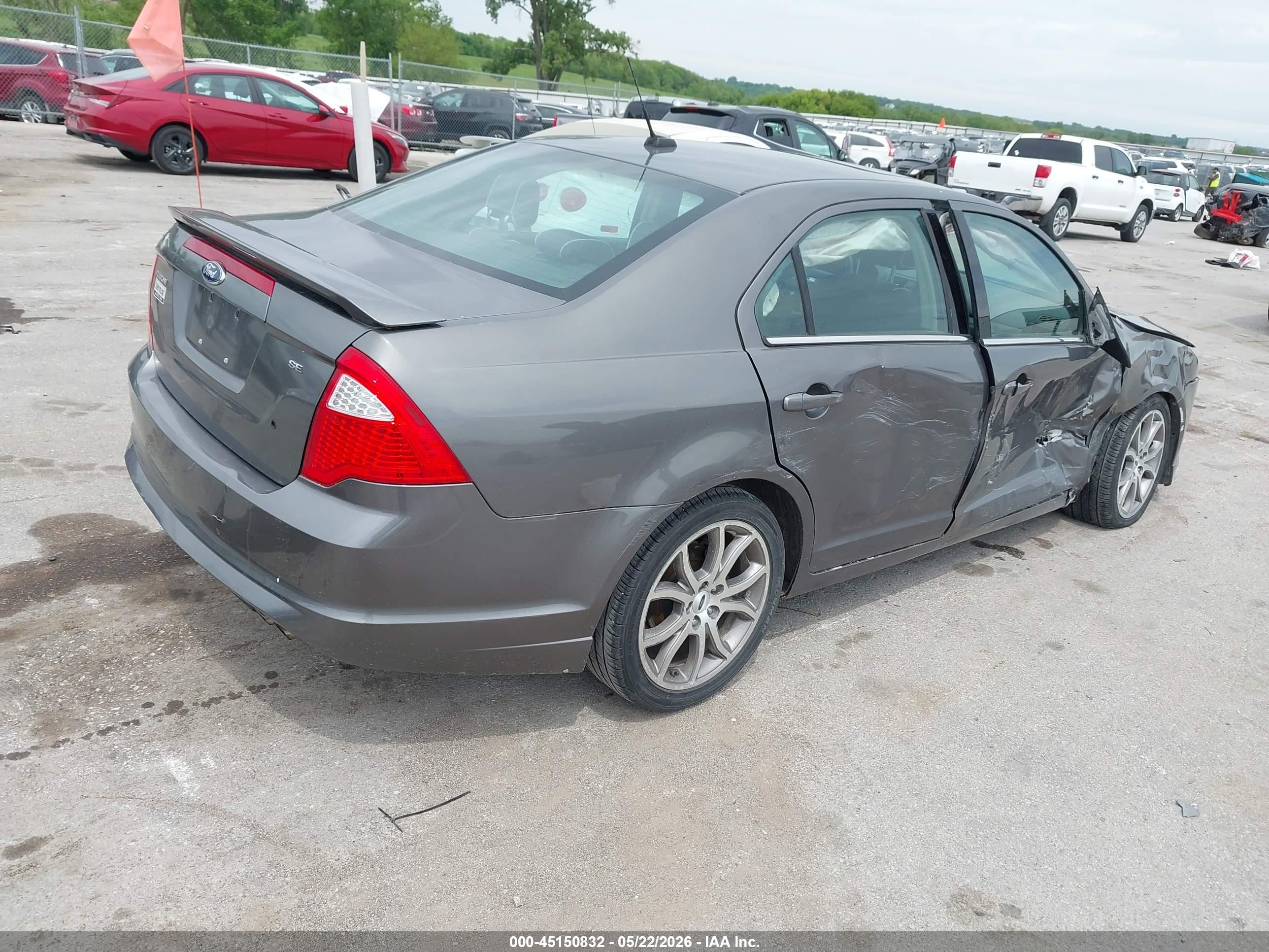 FORD FUSION image 4