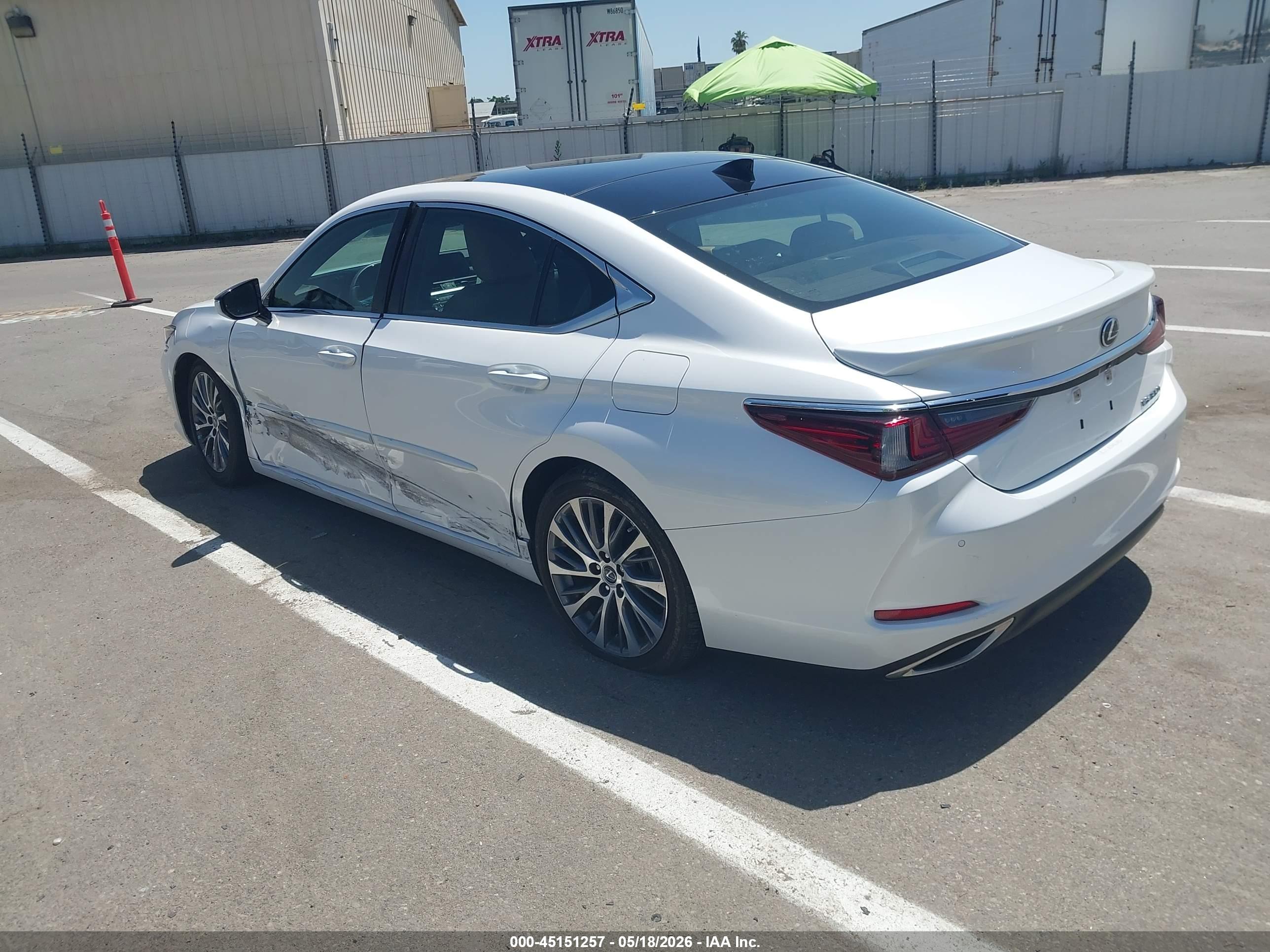 LEXUS ES image 3