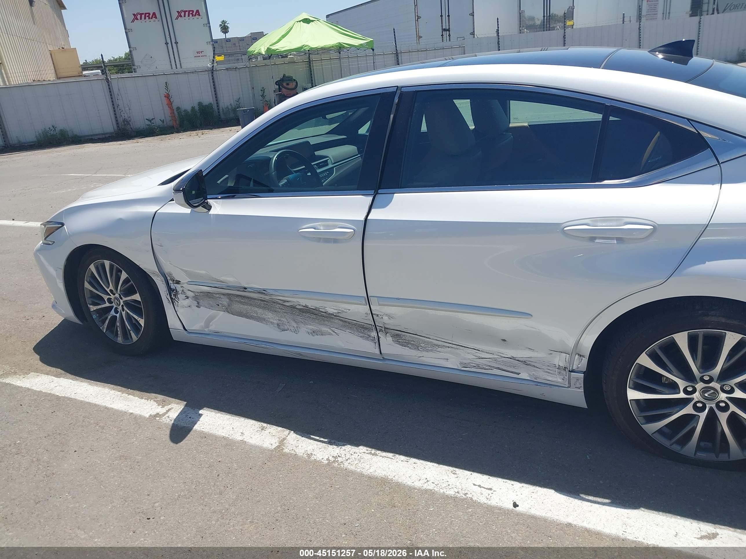 LEXUS ES image 6