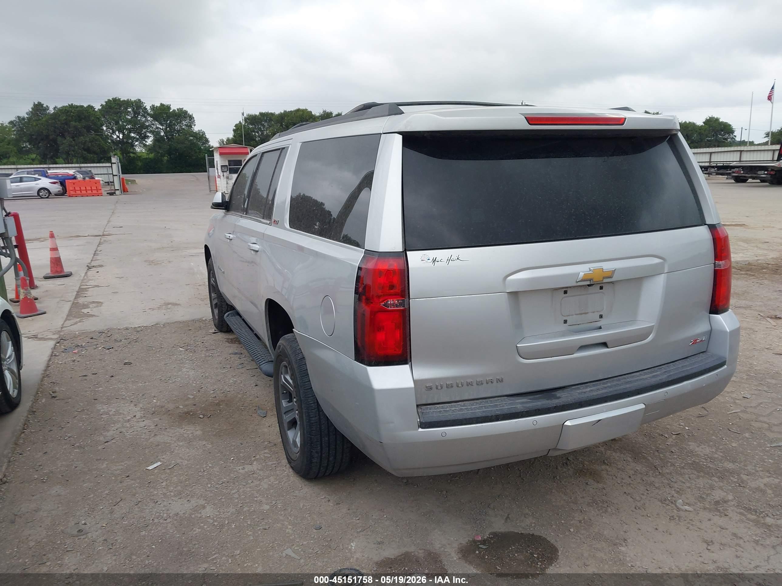 CHEVROLET SUBURBAN image 3