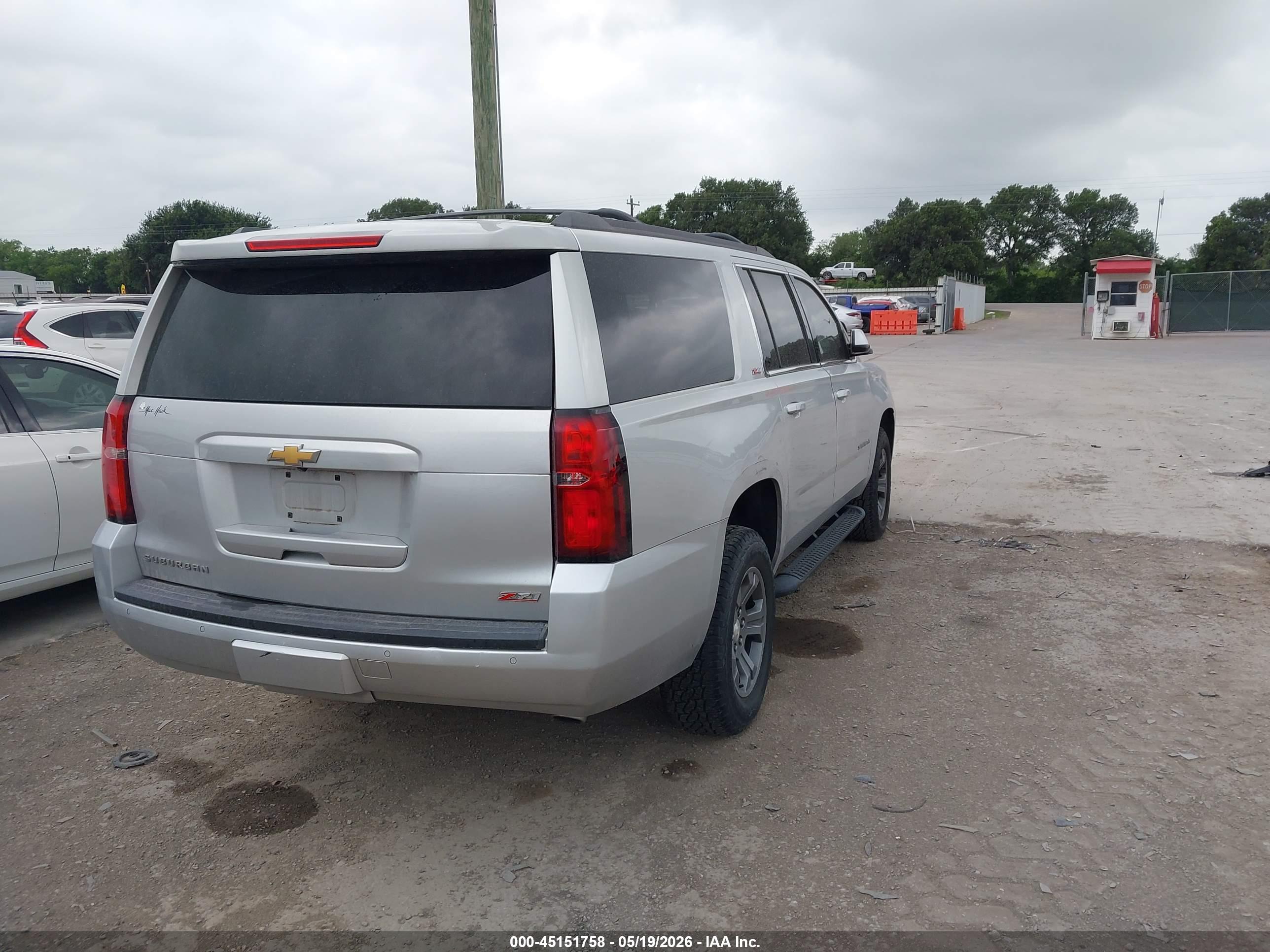 CHEVROLET SUBURBAN image 4