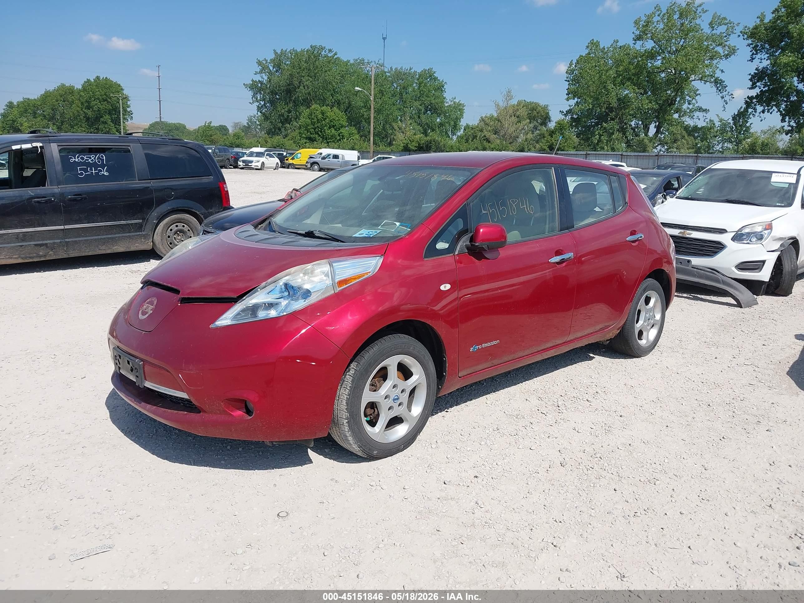 NISSAN LEAF image 2
