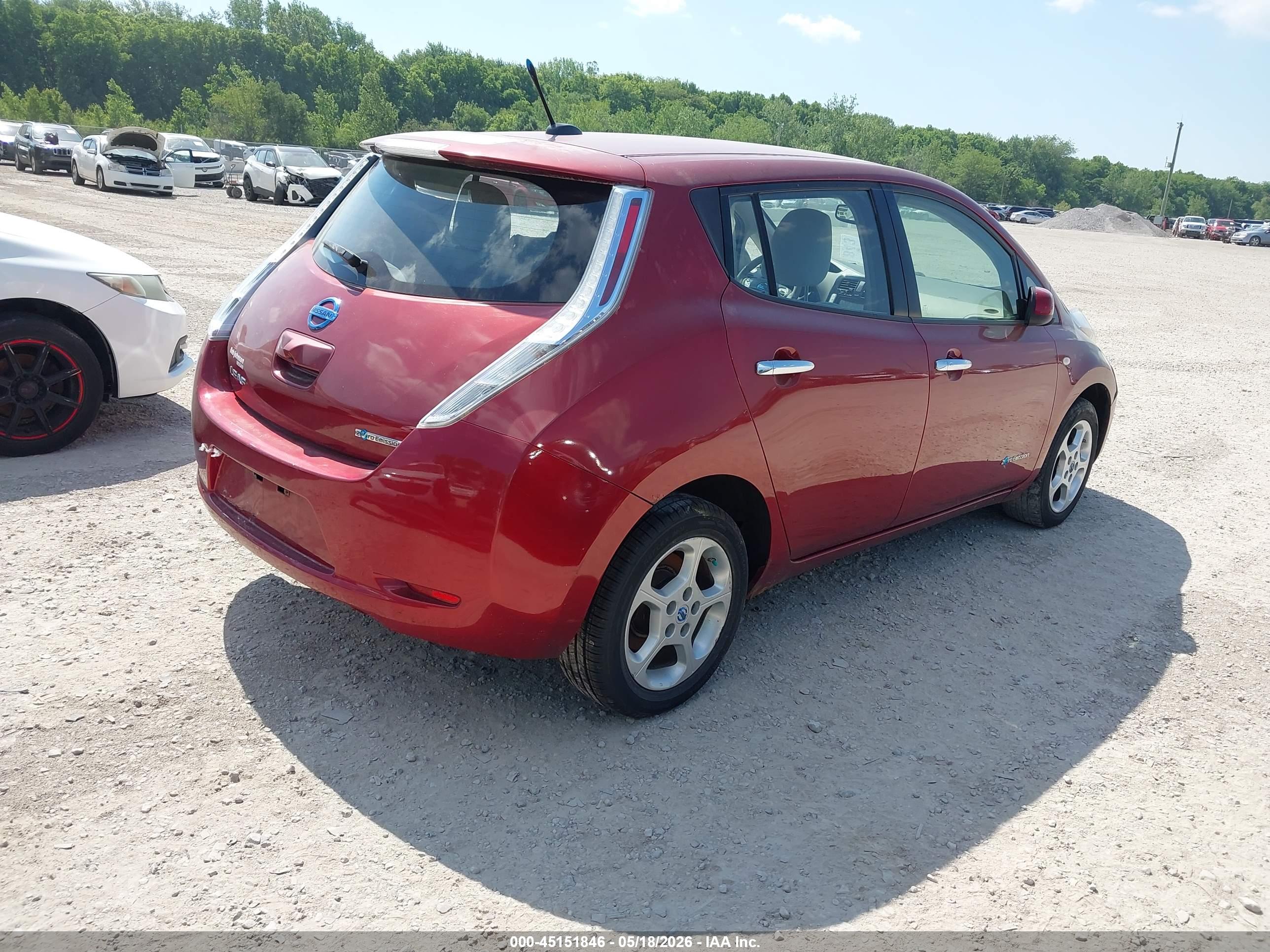 NISSAN LEAF image 4