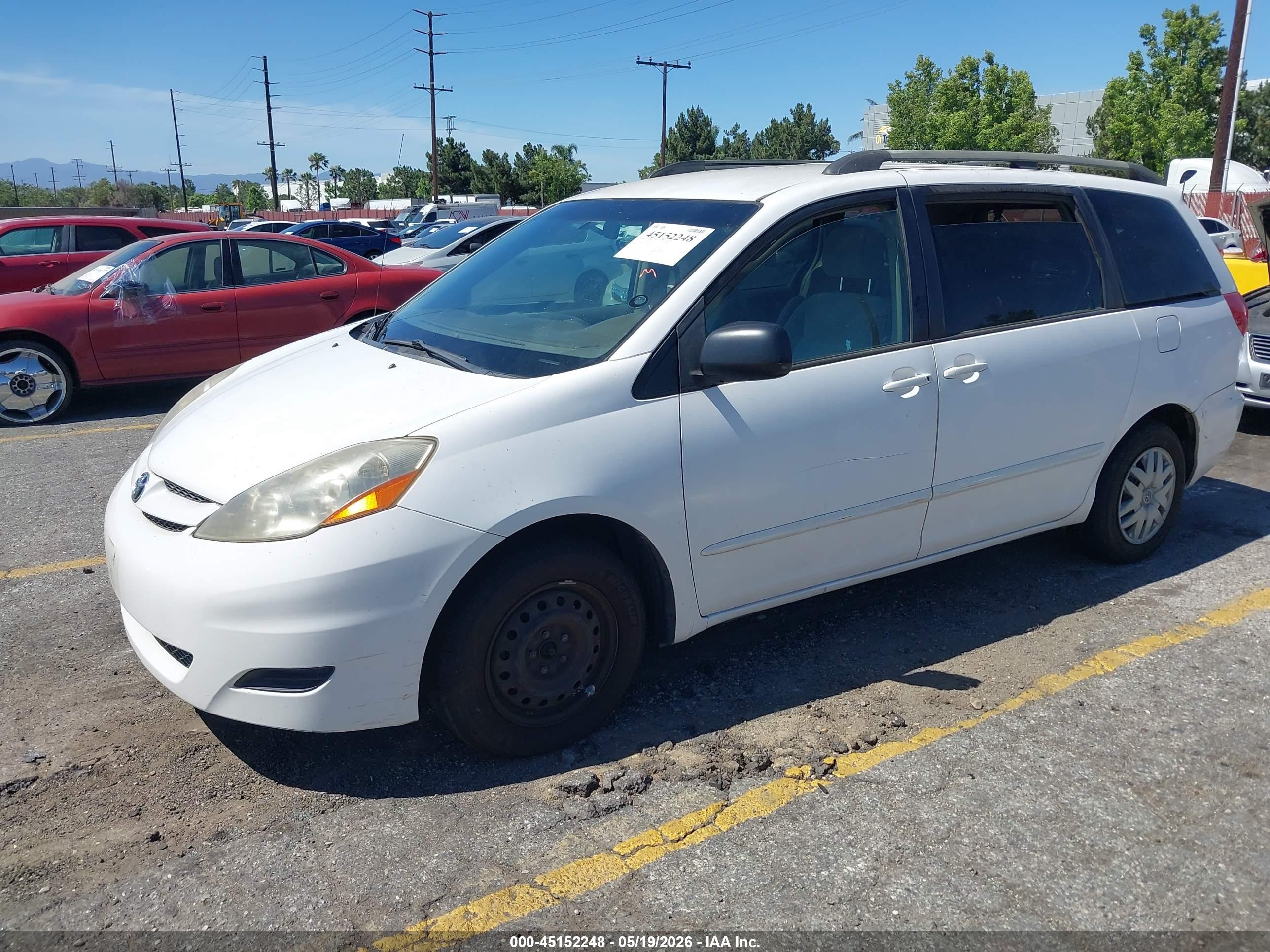 TOYOTA SIENNA image 2