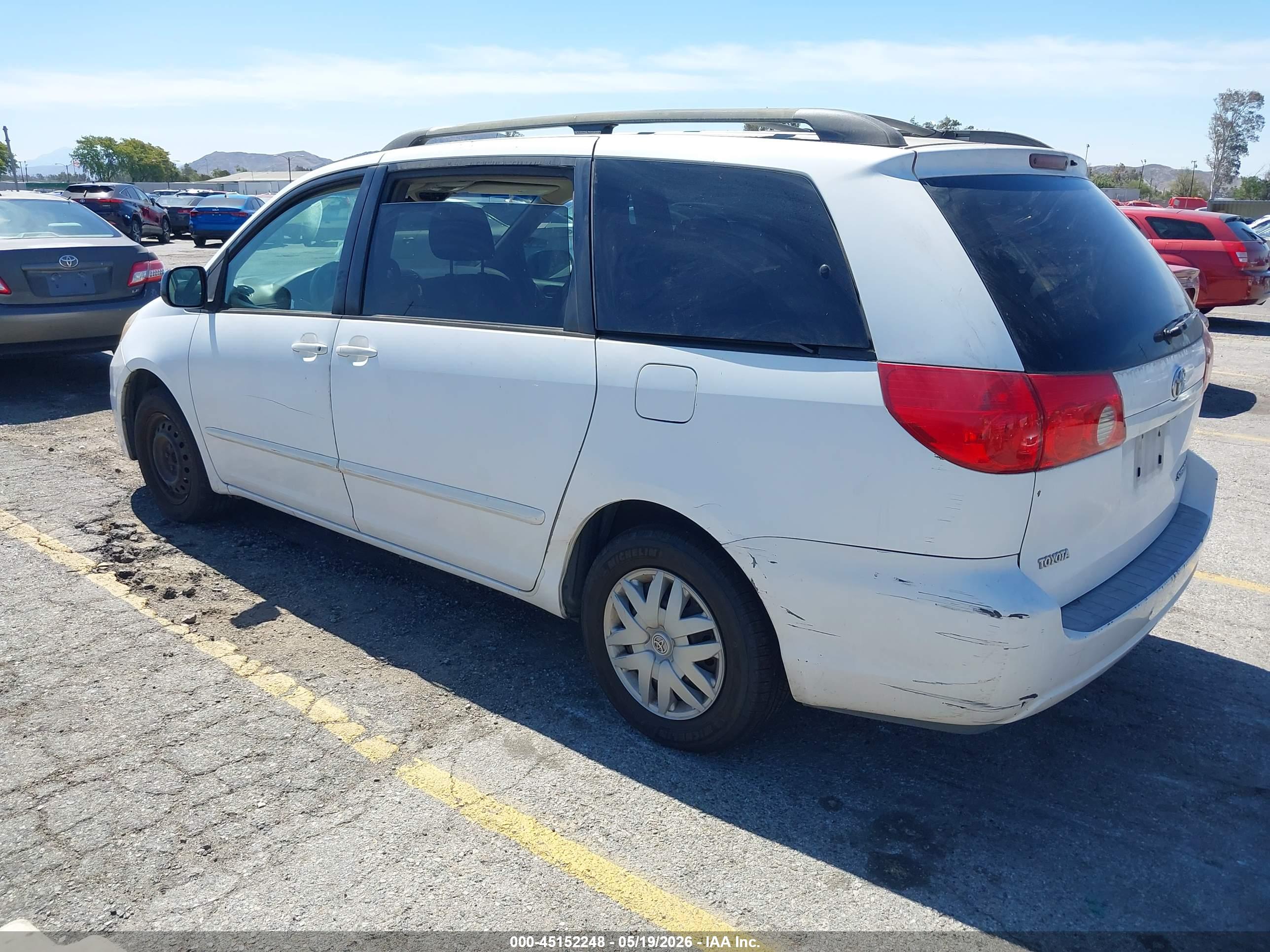 TOYOTA SIENNA image 3
