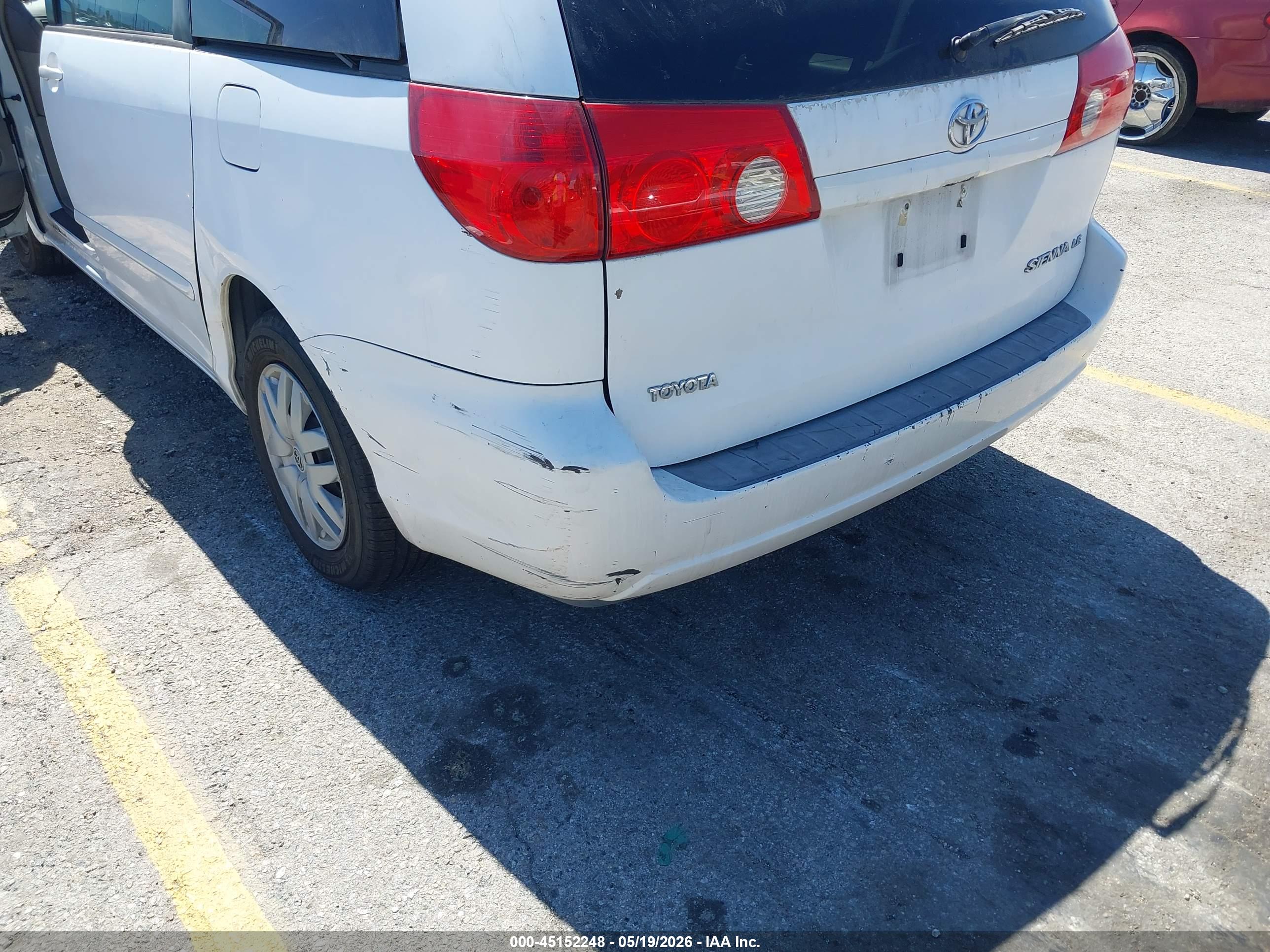 TOYOTA SIENNA image 6