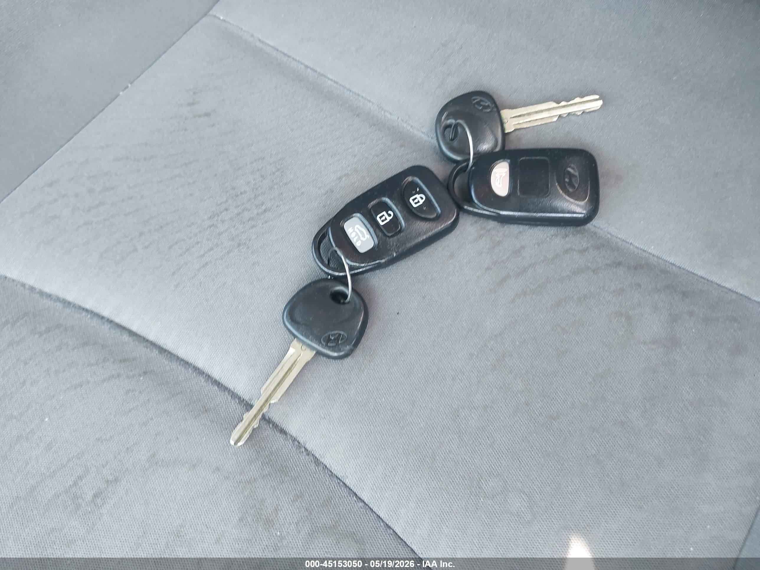 HYUNDAI ELANTRA image 11
