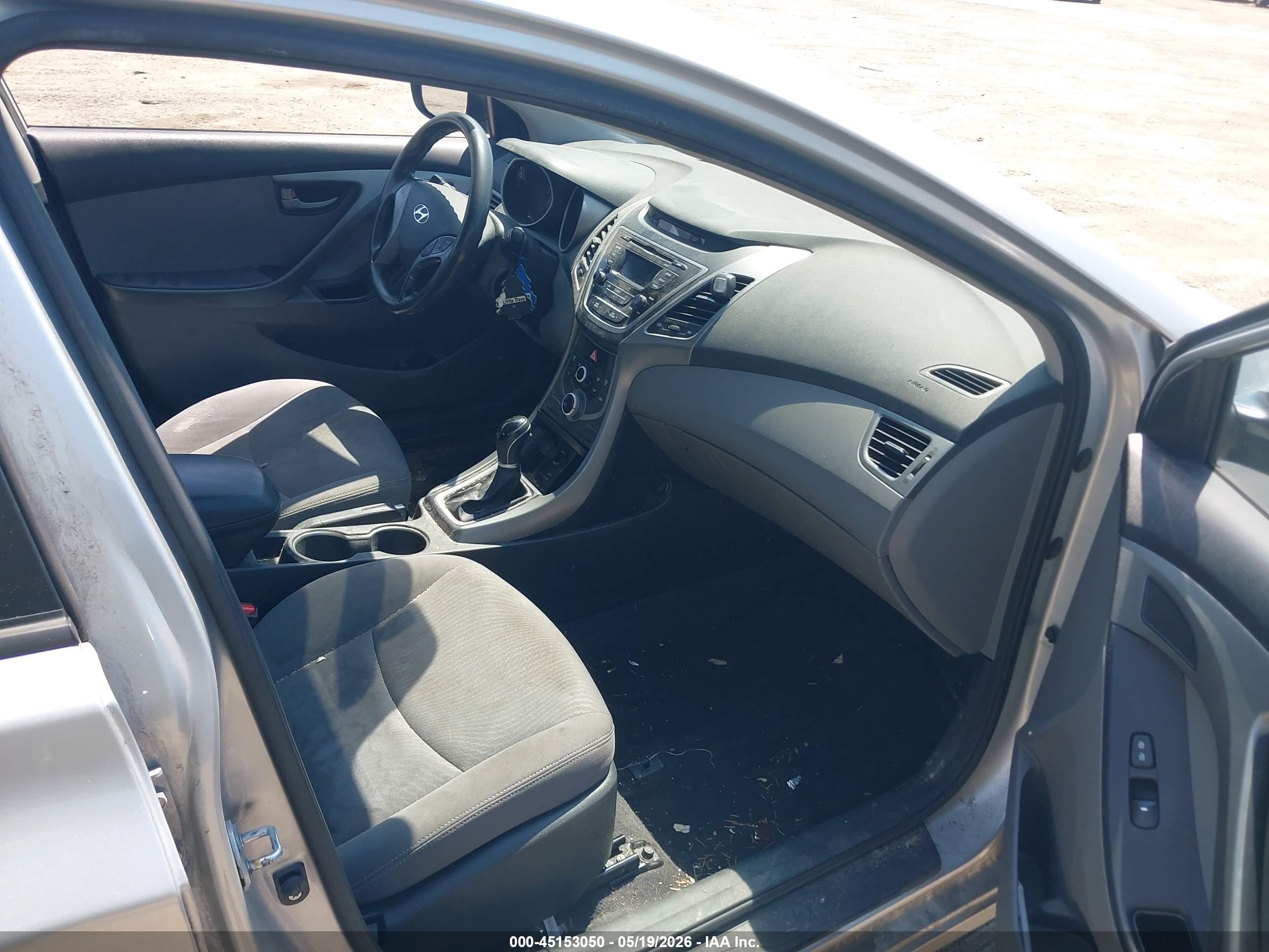 HYUNDAI ELANTRA image 5