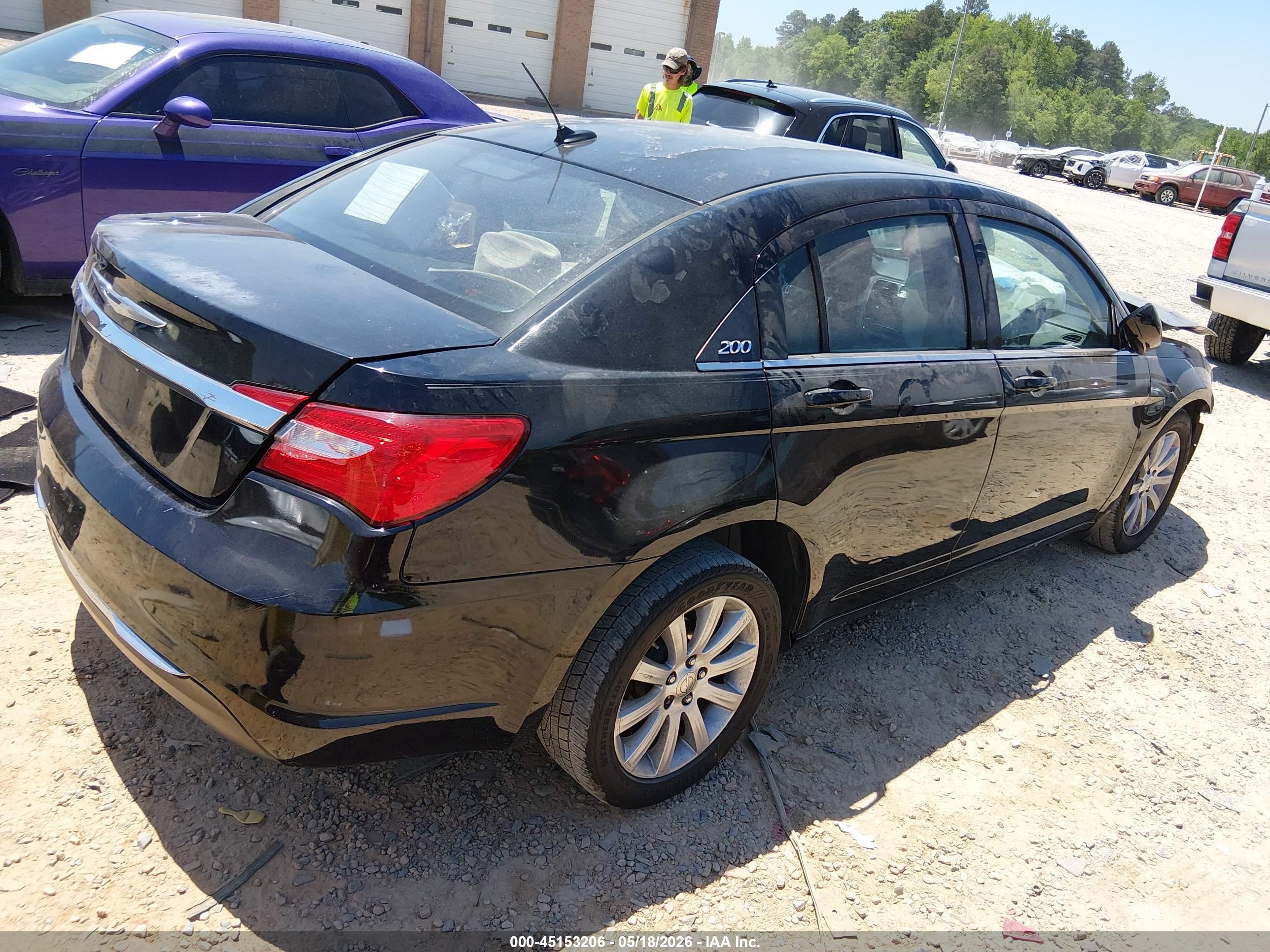 CHRYSLER 200 image 4