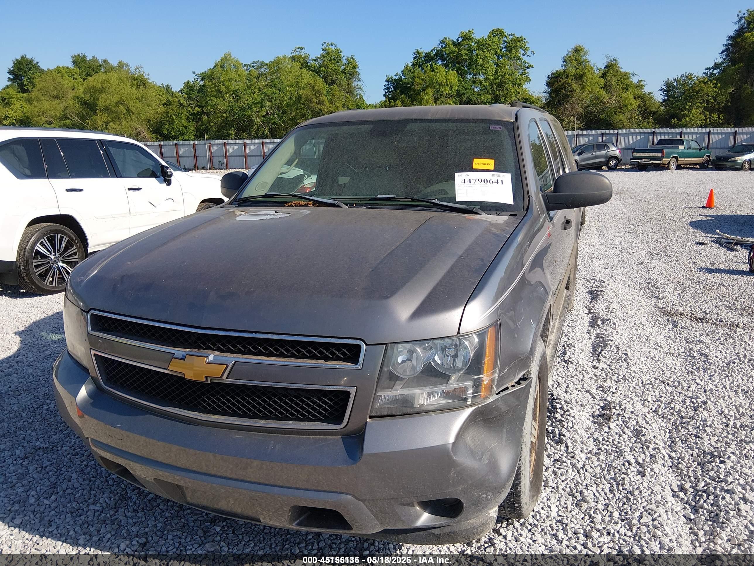 CHEVROLET SUBURBAN image 6