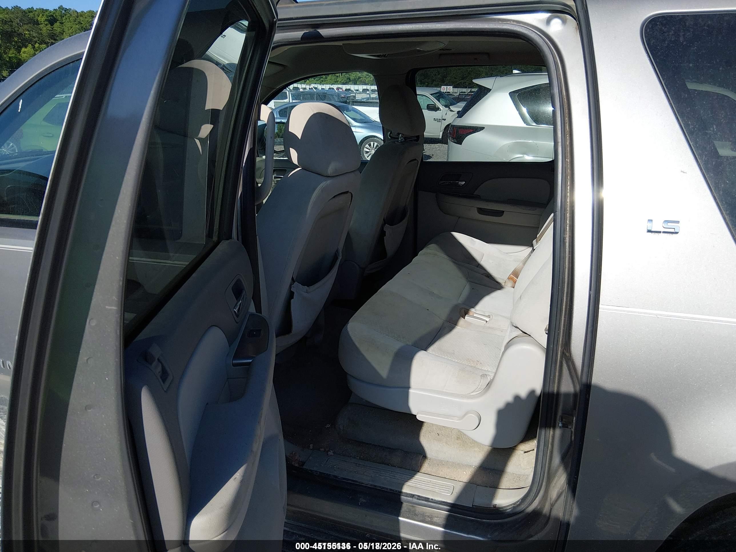 CHEVROLET SUBURBAN image 8