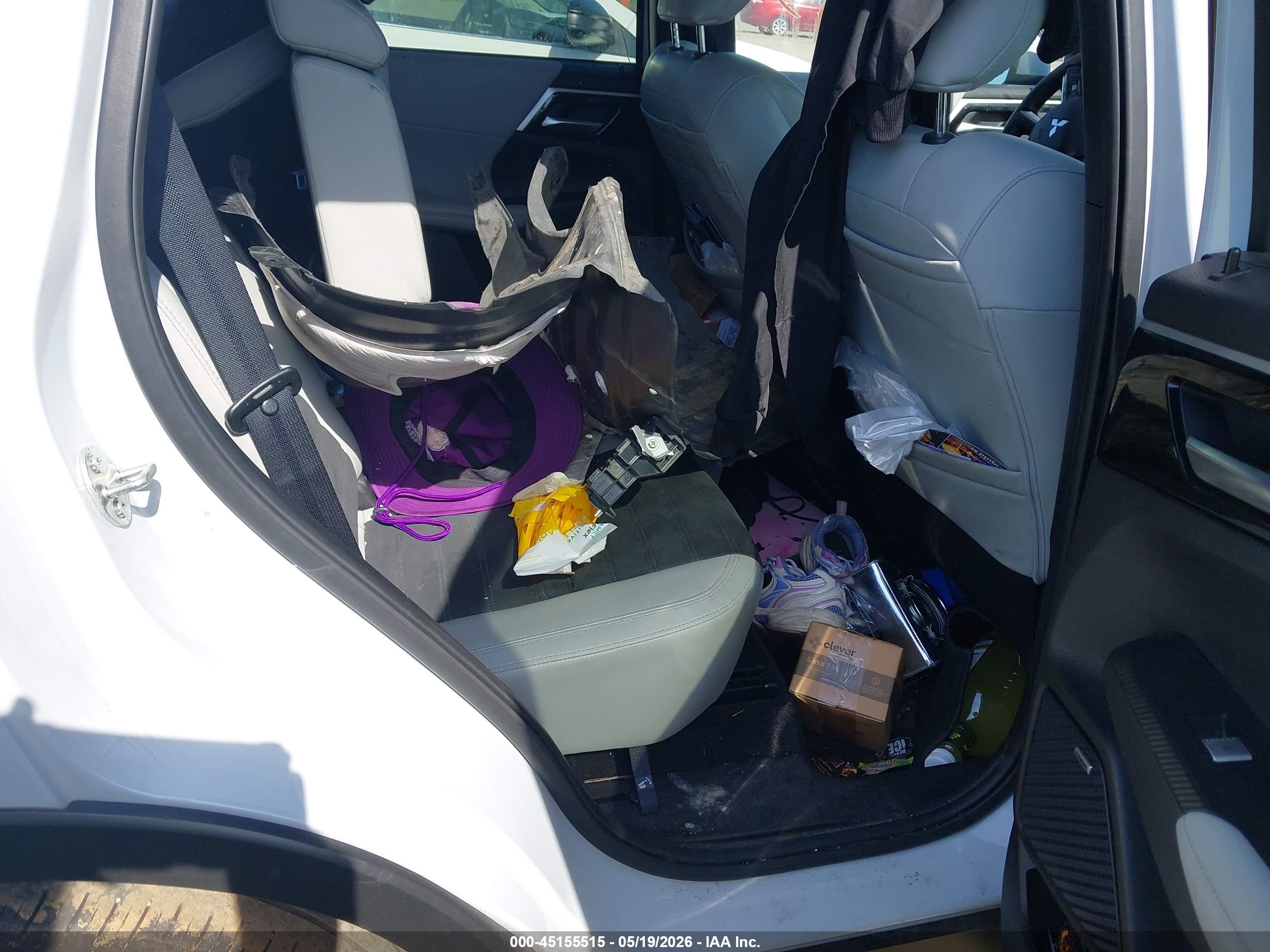 MITSUBISHI OUTLANDER image 8