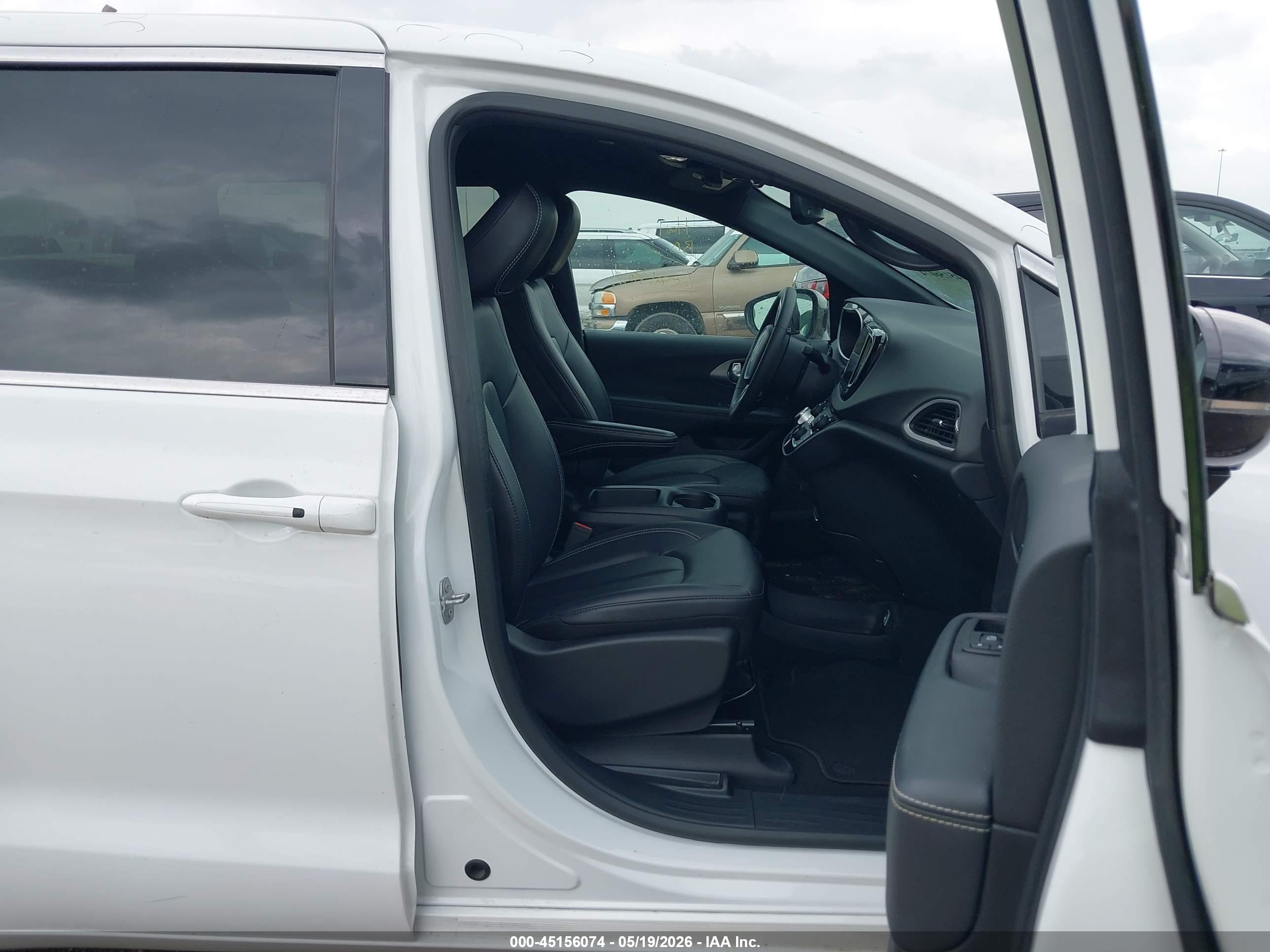CHRYSLER PACIFICA image 5