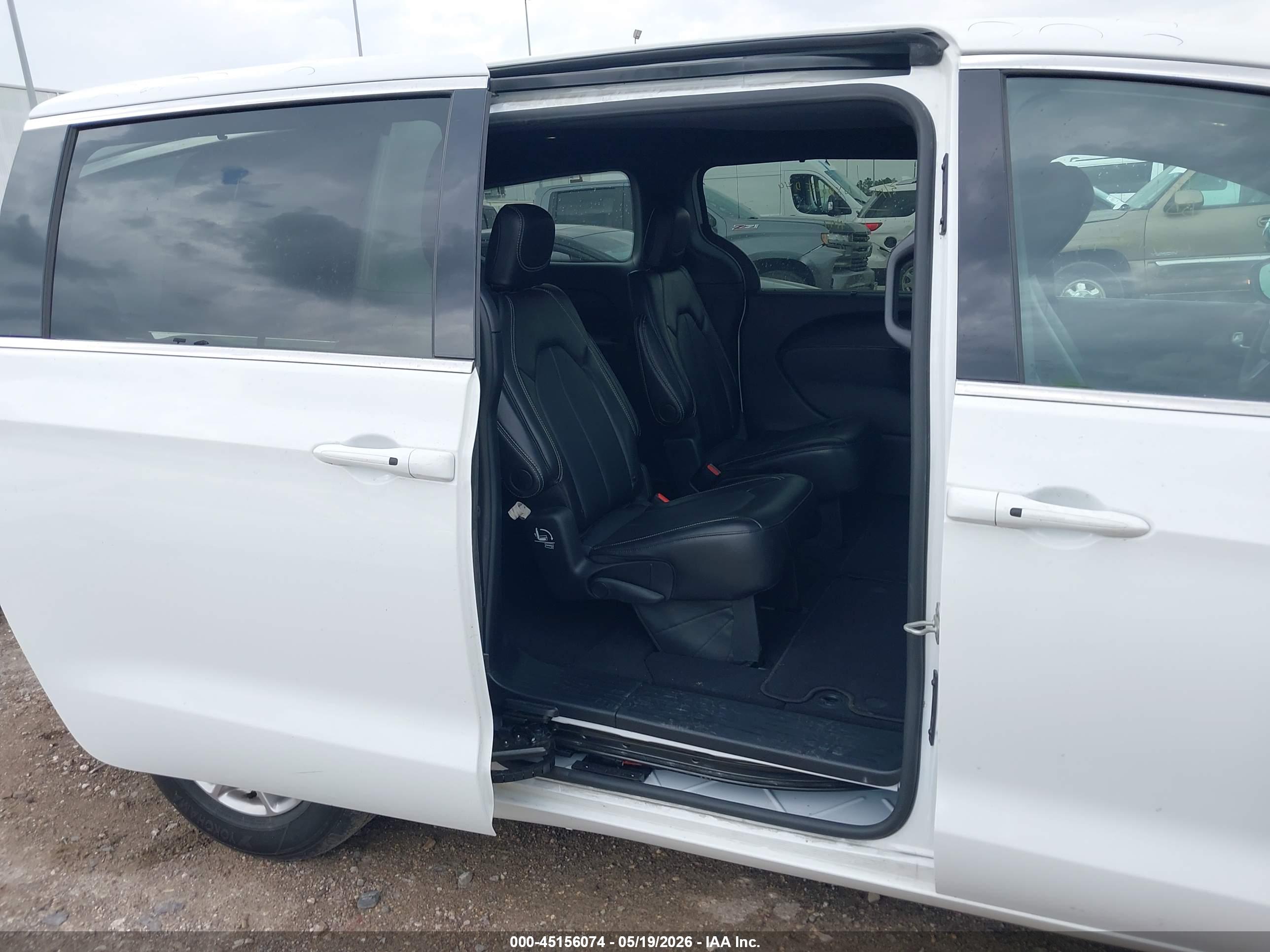 CHRYSLER PACIFICA image 8
