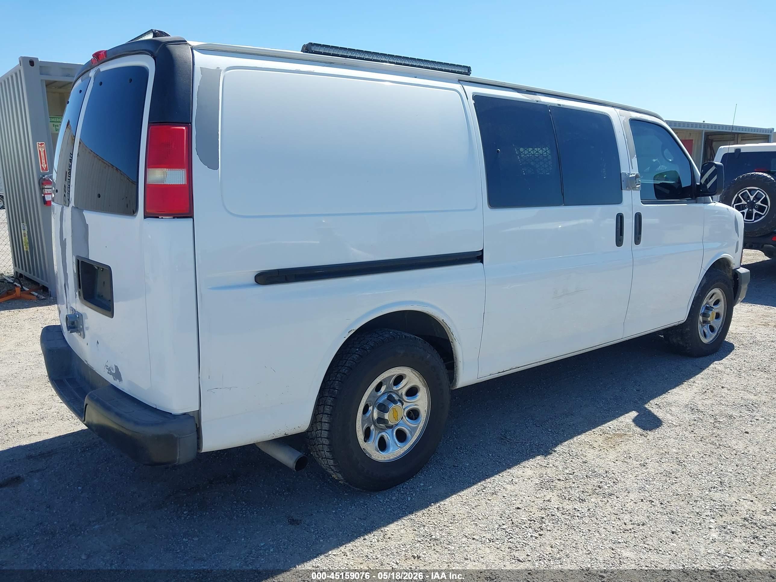 CHEVROLET EXPRESS image 4
