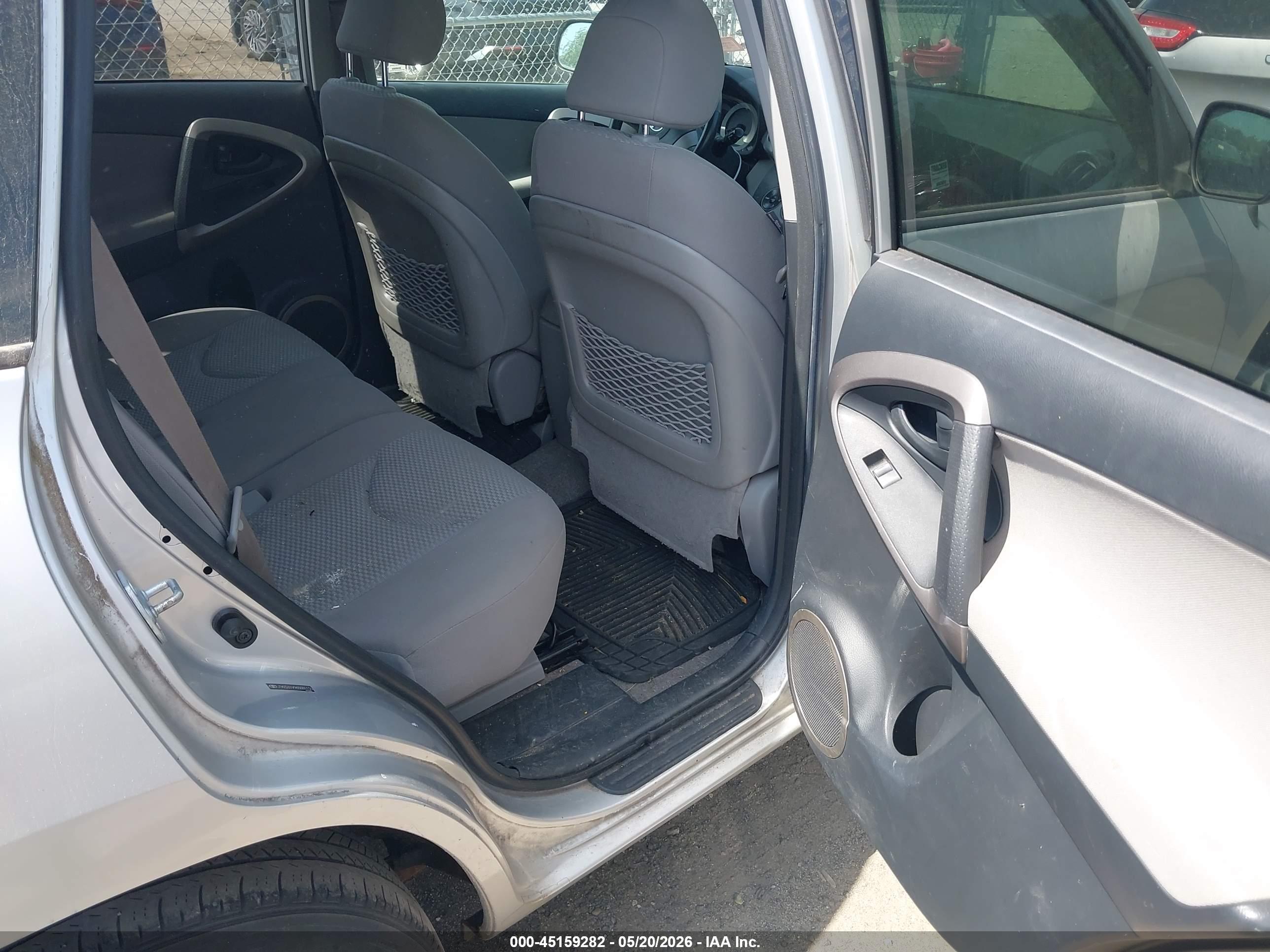 TOYOTA RAV4 image 8