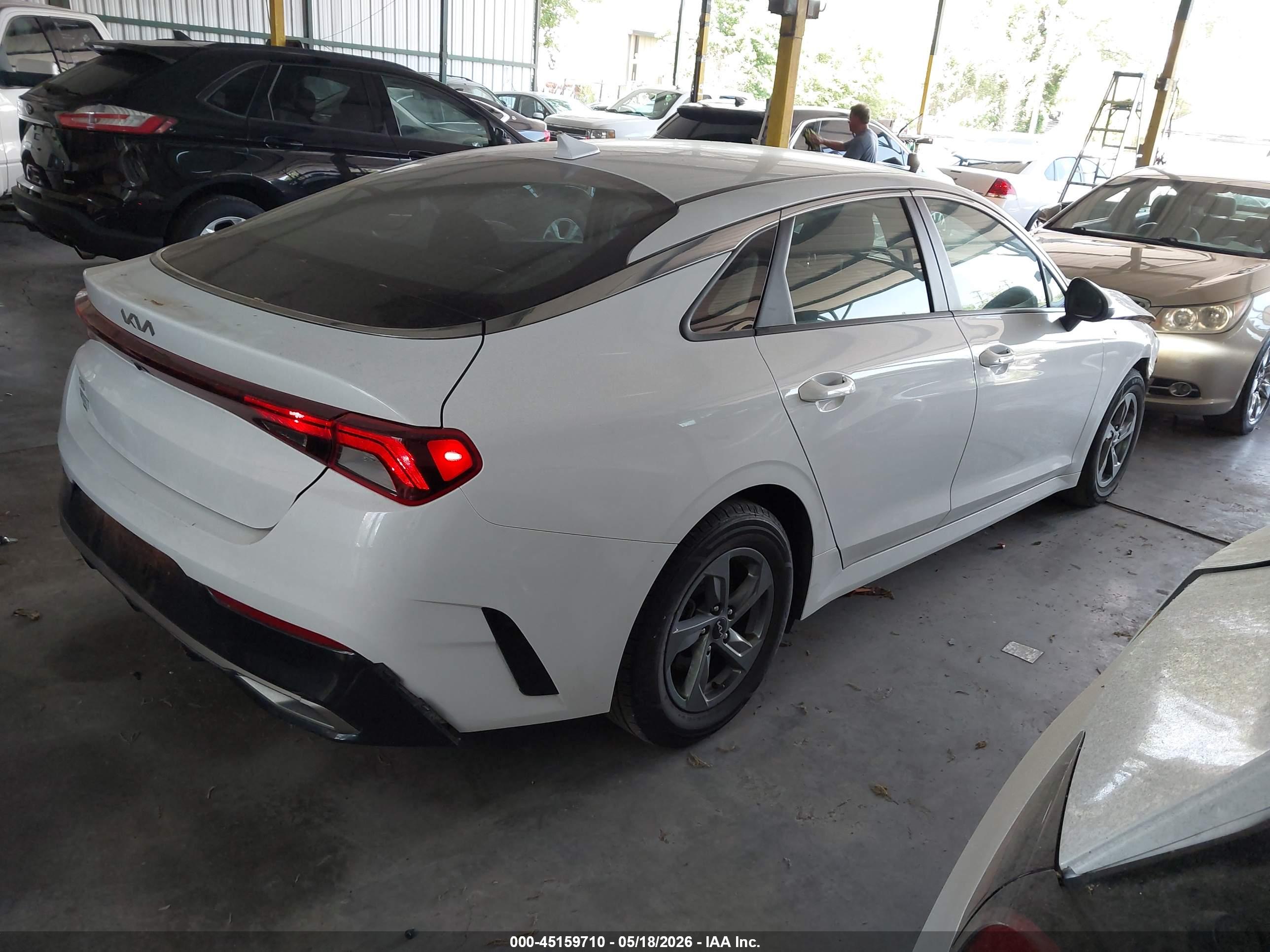 KIA K5 image 4