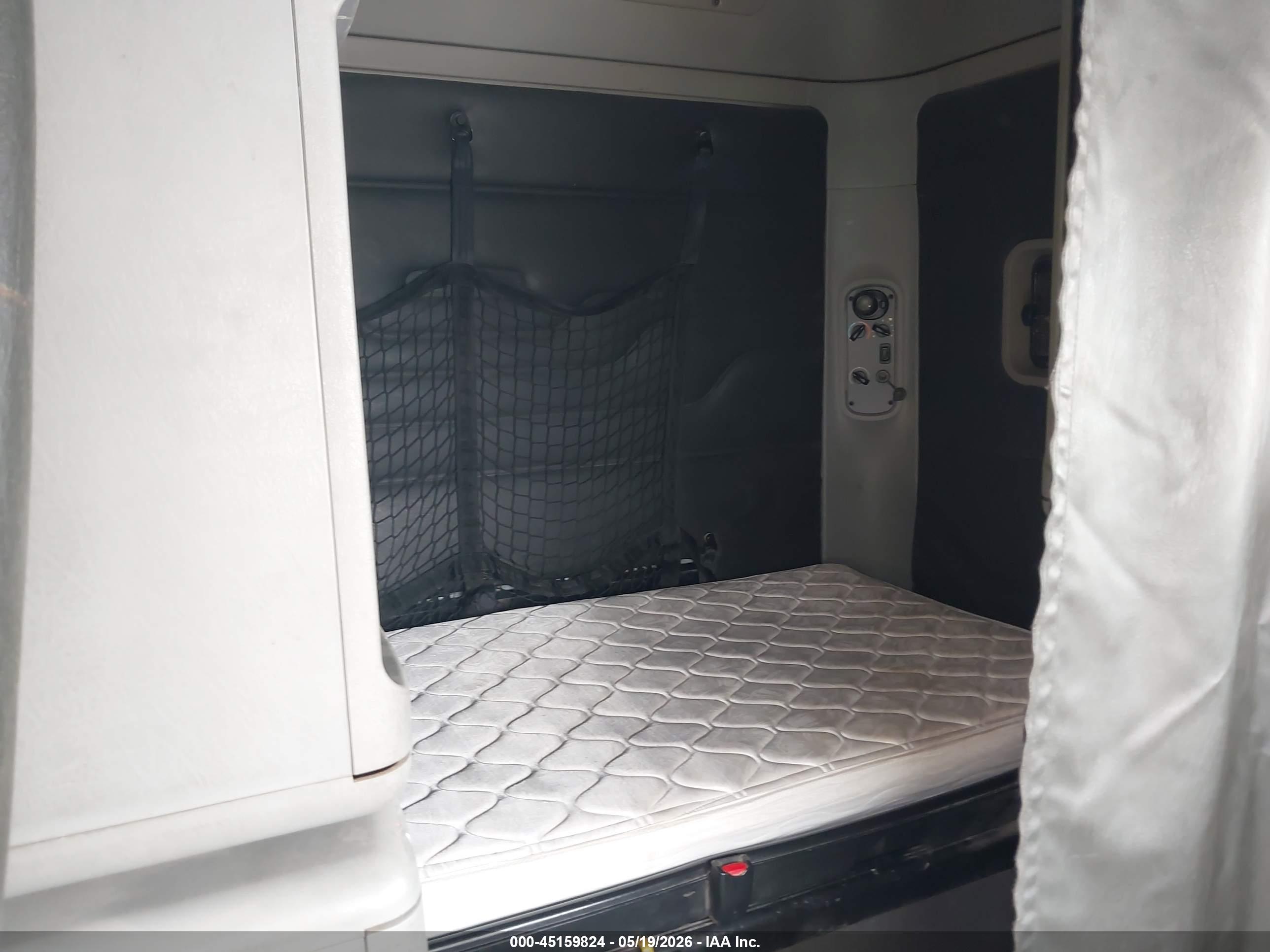 FREIGHTLINER CONVENTIONAL image 7