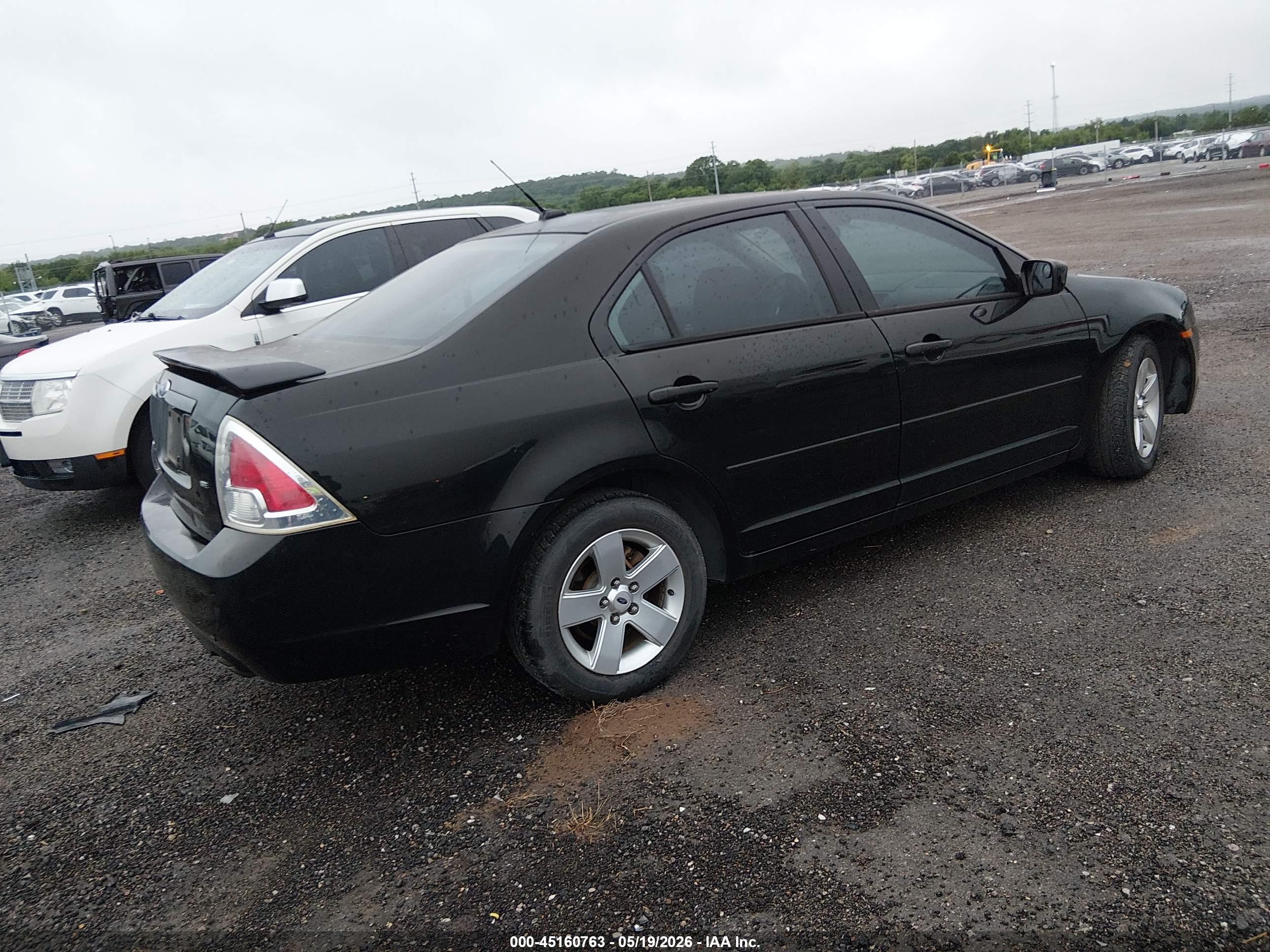FORD FUSION image 4